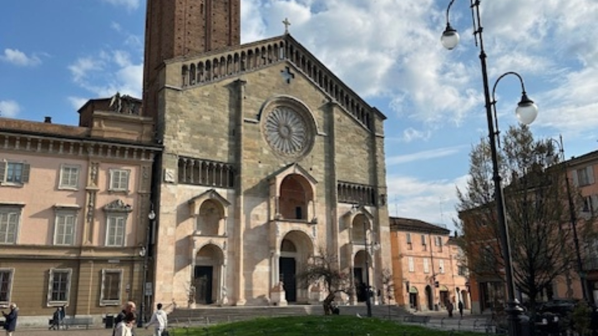 La cattedrale è liberata, i restauri sono finiti. Brillano anche i fossili