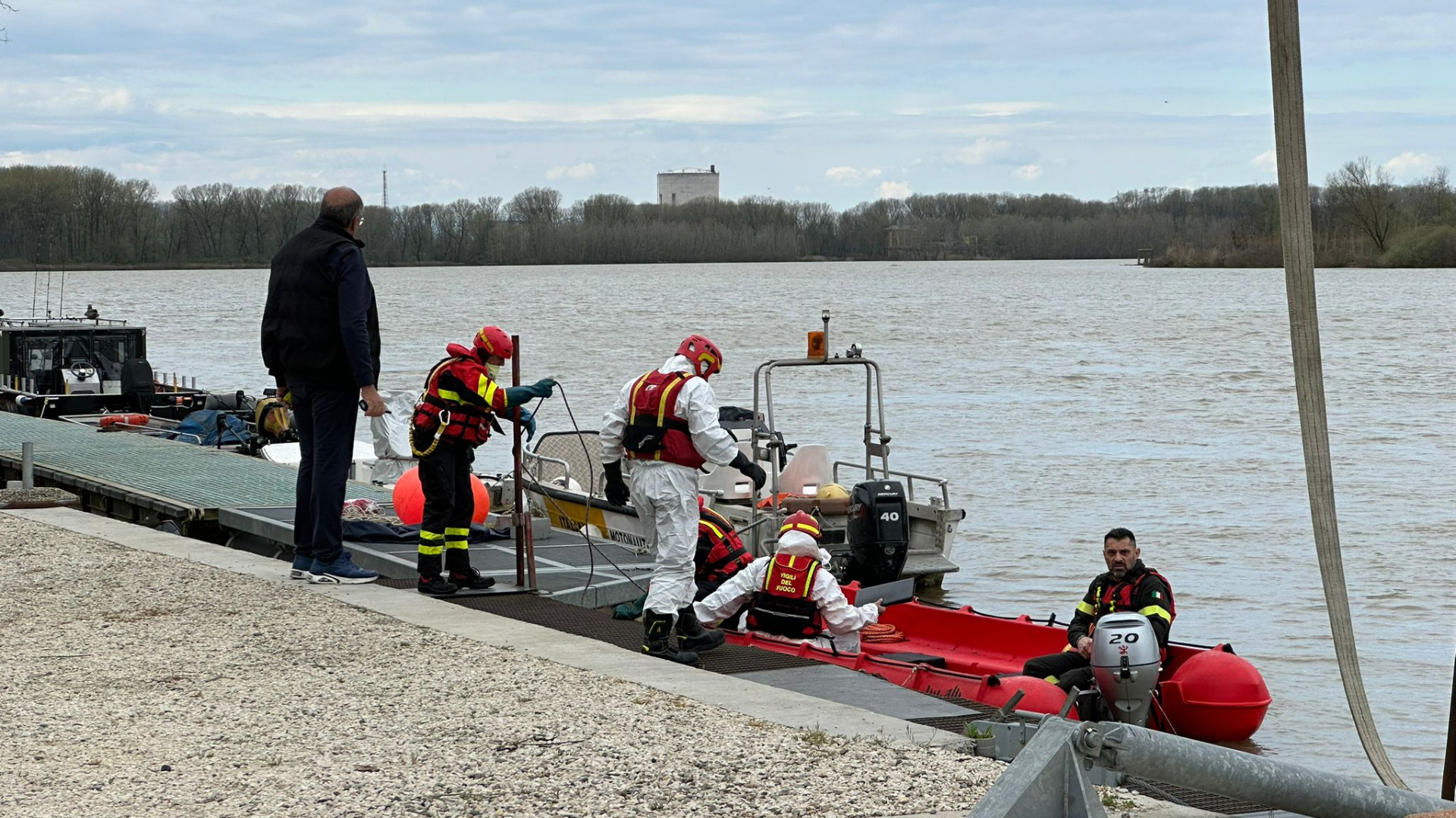 Cadavere di un uomo affiora dal Po, vigili del fuoco in azione a Isola Serafini