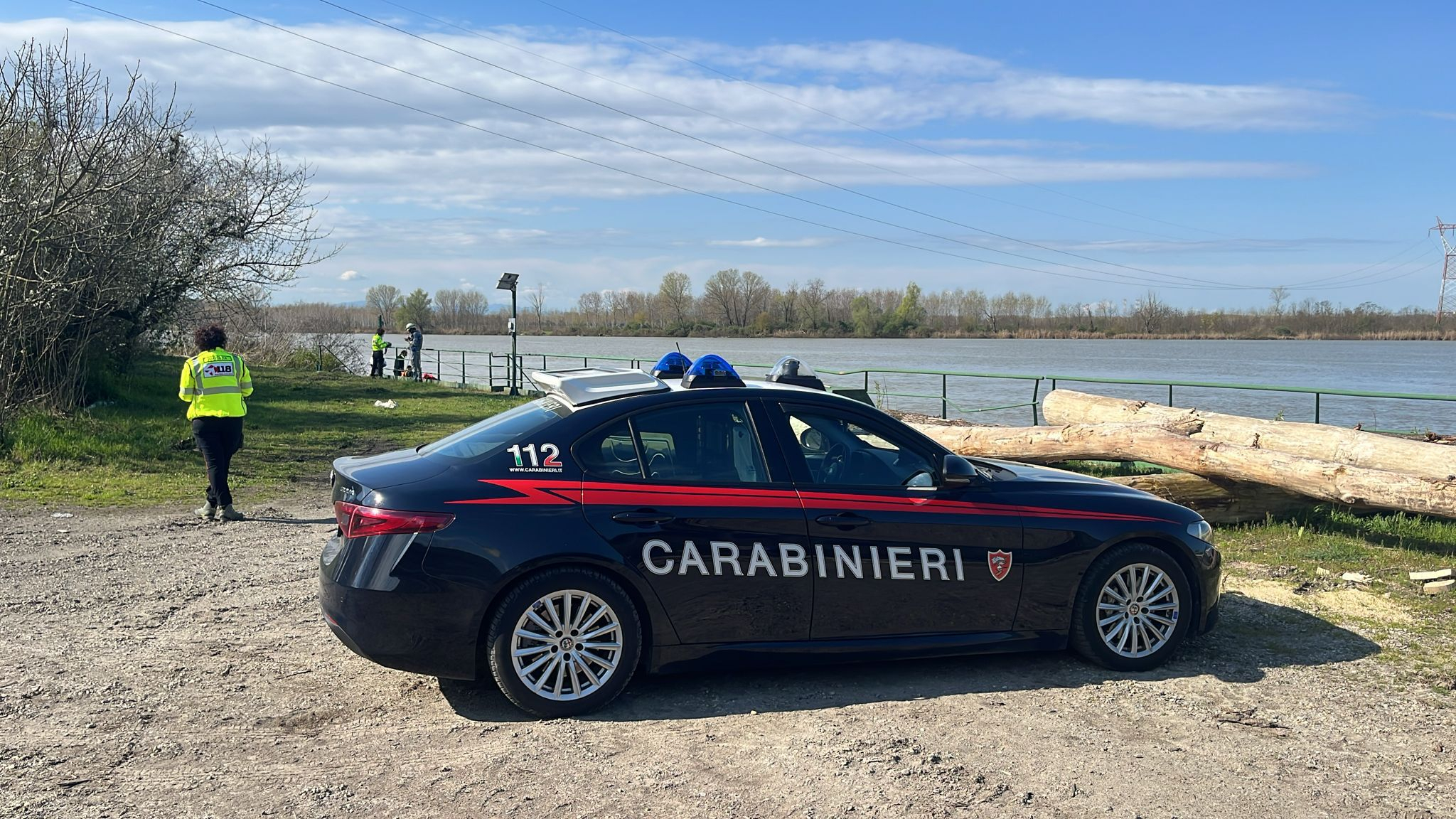 I carabinieri indagano sul caso del corpo ritrovato nel Po
