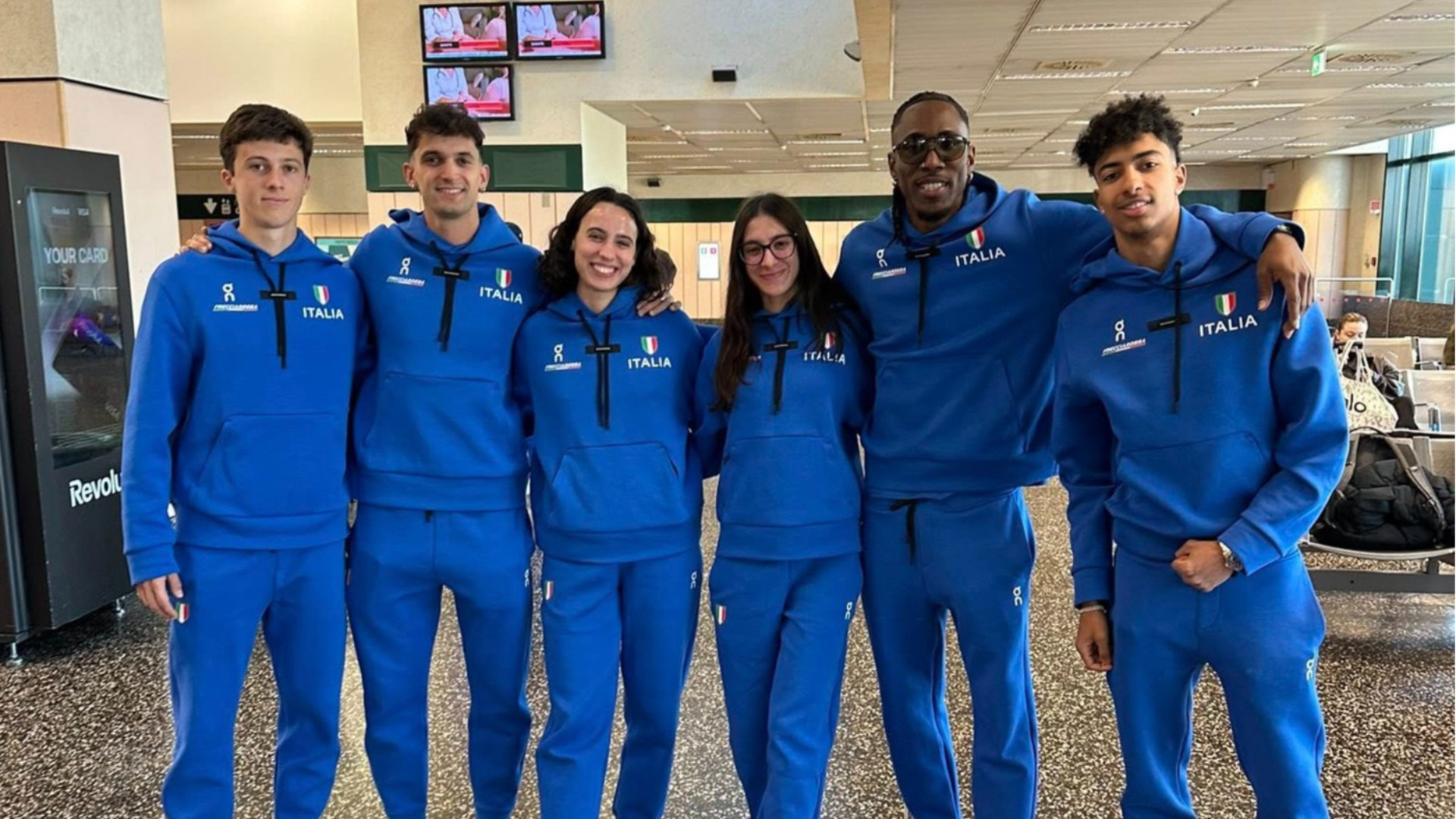 Dallavalle, secondo da sinistra, con alcuni compagni della spedizione azzurra in Polonia