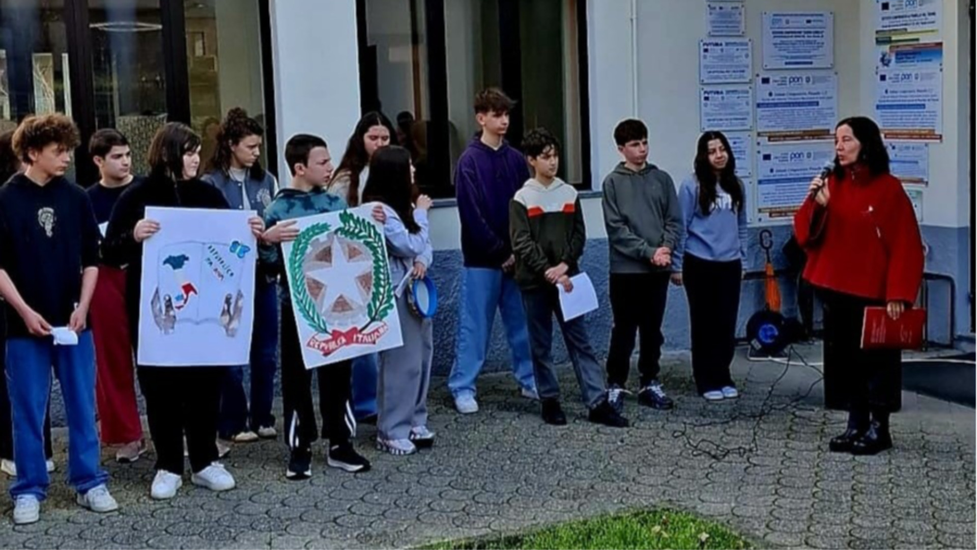 La Costituzione sui banchi in aula tra disegni, canti e tre “capisaldi”