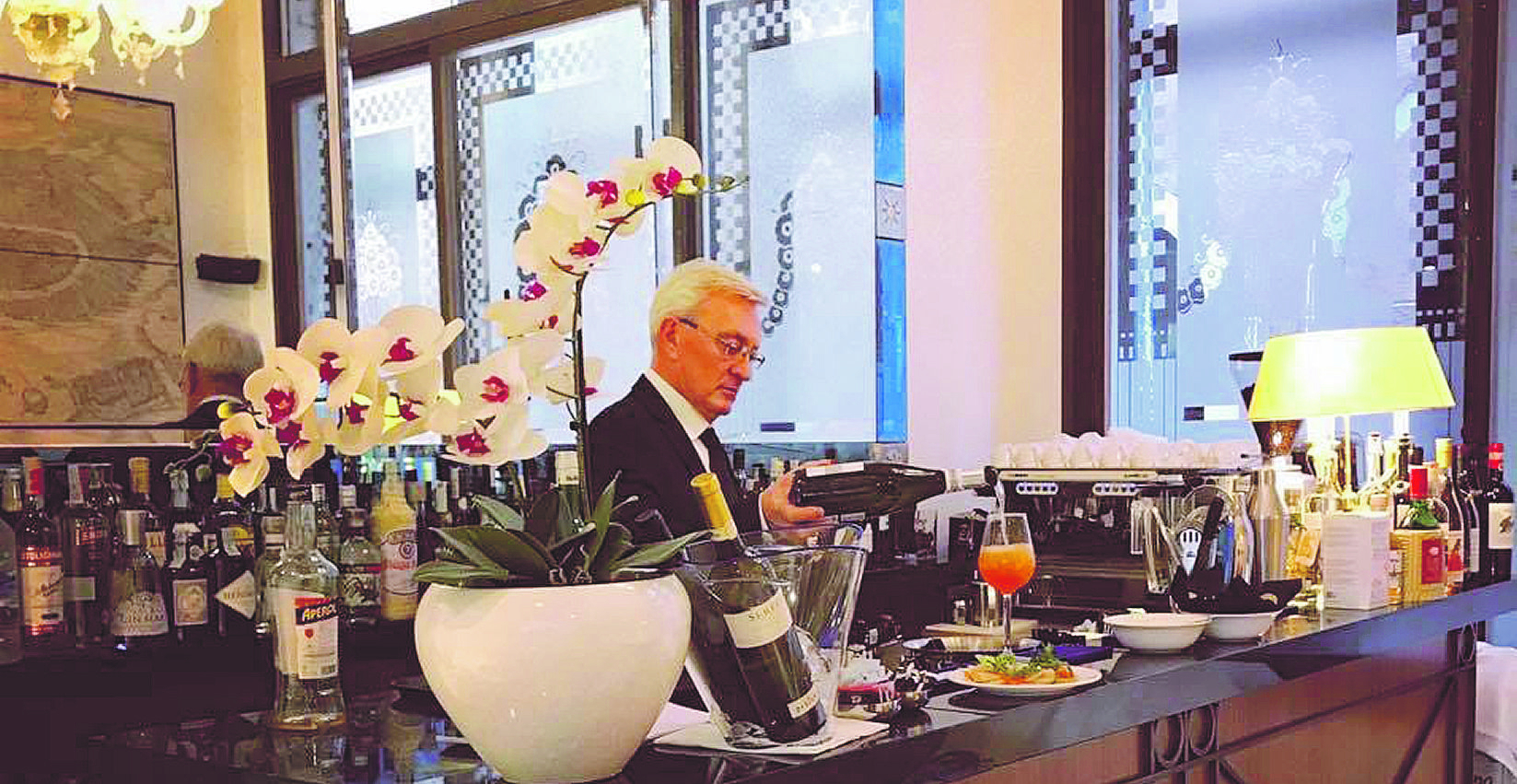 Donato Ranelli, ex barman di Stadera Ranelli, in un'immagine di alcuni anni fa, al bancone di un bar