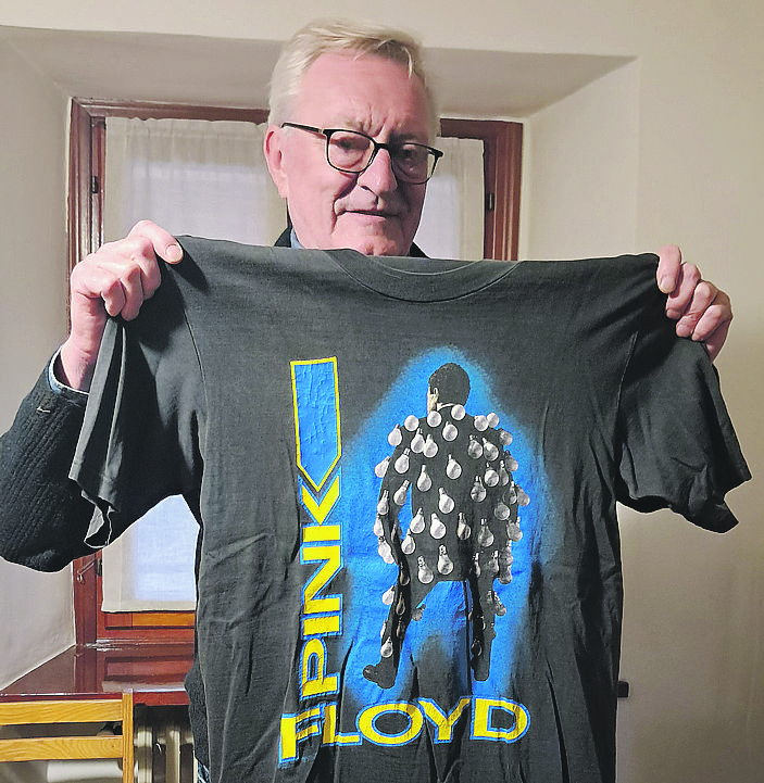 Donato Ranelli, ex barman di Stadera Ranelli mostra la maglietta ricevuta in regalo da David Gilmour