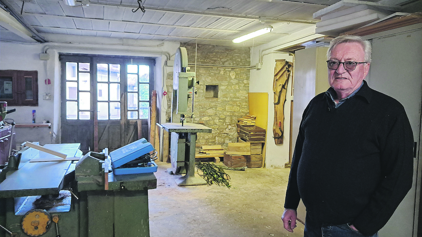 Donato Ranelli, ex barman di Stadera Ranelli nella bottega del padre falegname