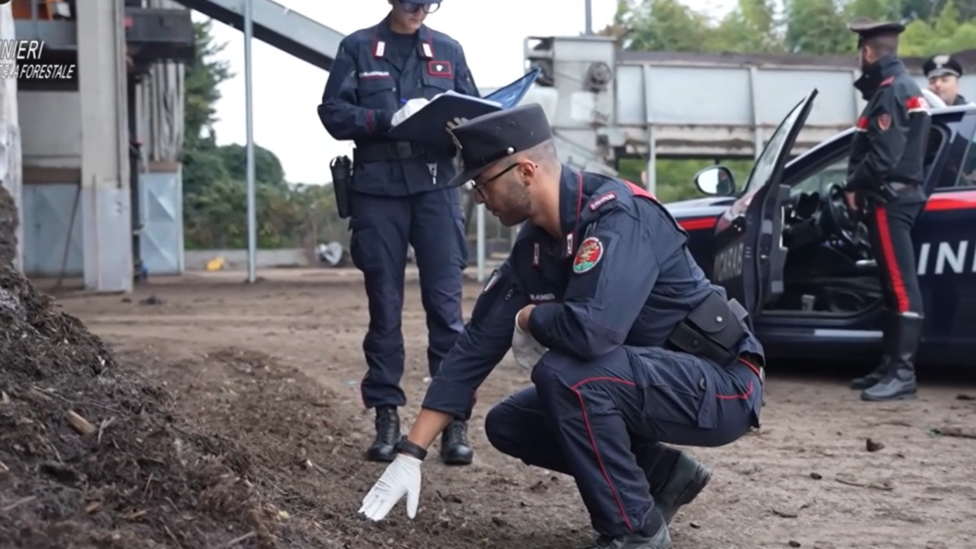 I carabinieri forestali durante le loro ispezioni in aziende, in una foto d'archivio