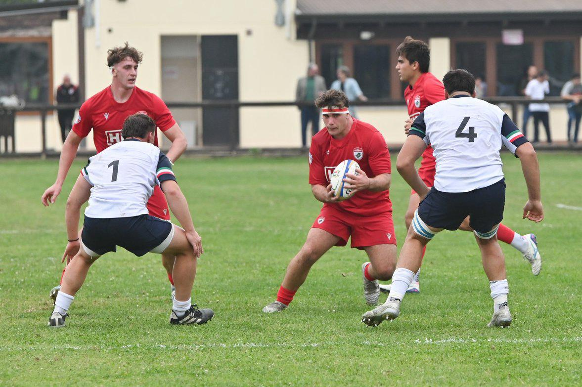 Al centro, con la palla in mano, Daniel Bruzzi in campo - FOTO DUANI