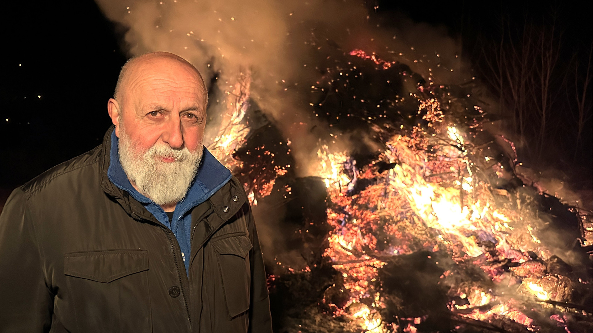 L'artista Romano Bertuzzi accanto al grande falò a Perino - © Libertà/Pietro Zangrandi