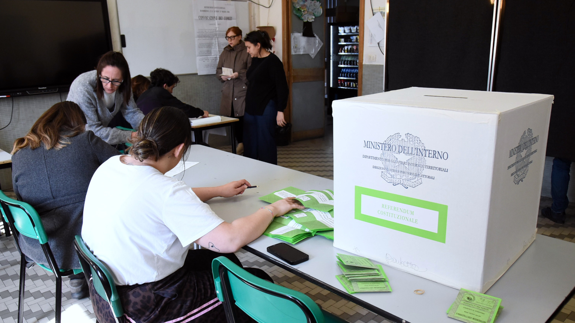 Le operazioni di voto in un seggio di Piacenza - © Libertà/Mauro Del Papa