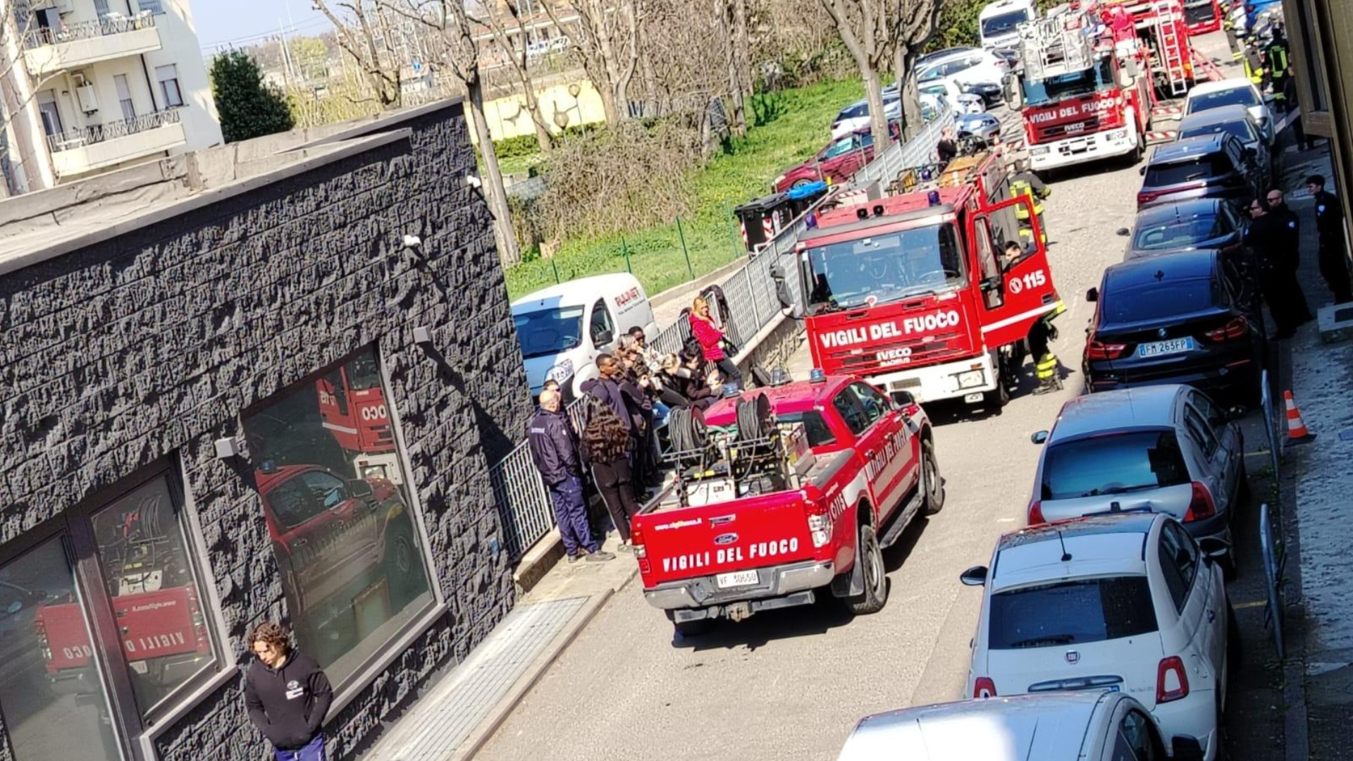 Fiamme sul tetto della sede Ivri Sicuritalia, intervengono i vigili del fuoco