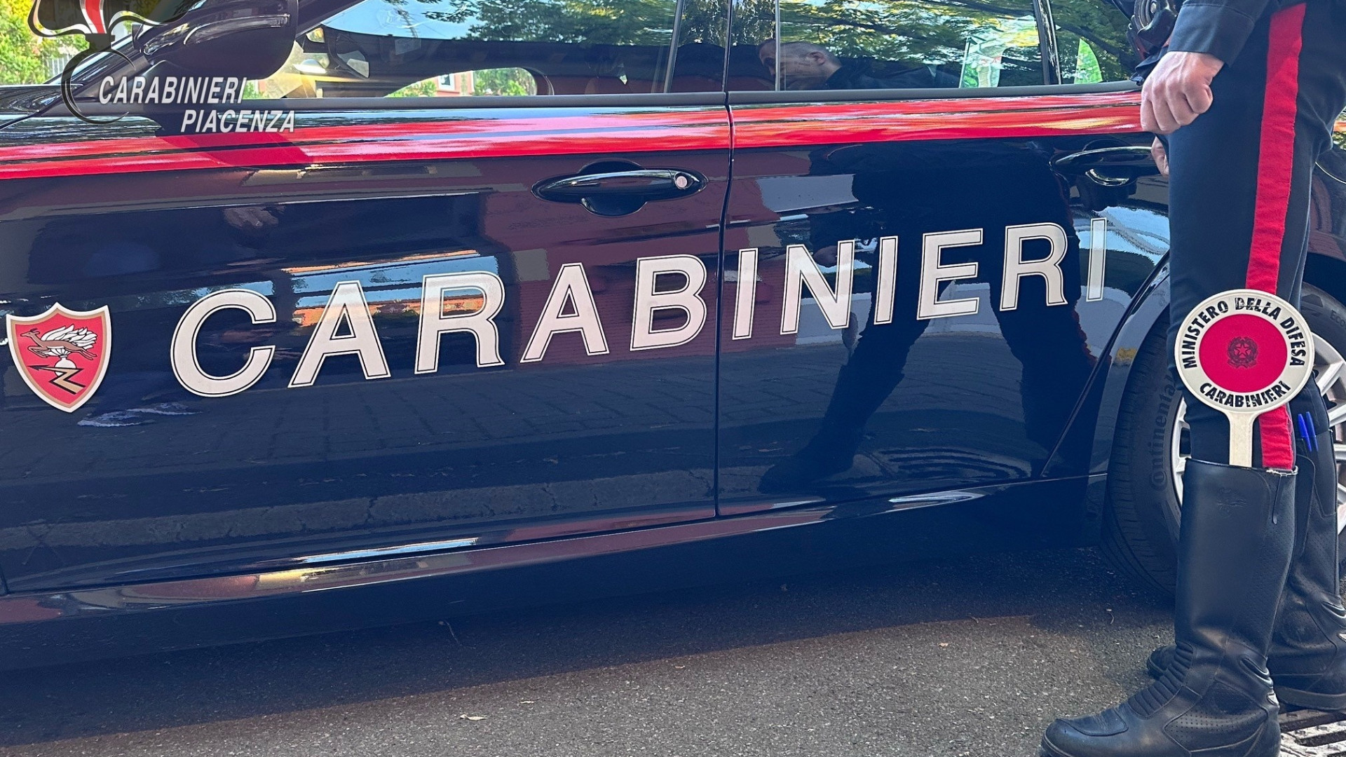 Furto al mercato di Fiorenzuola e fuga sulla Via Emilia: arrestato 20enne