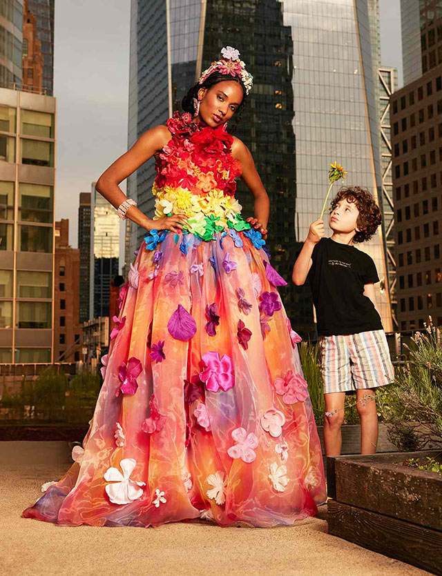 Max accanto a una modella