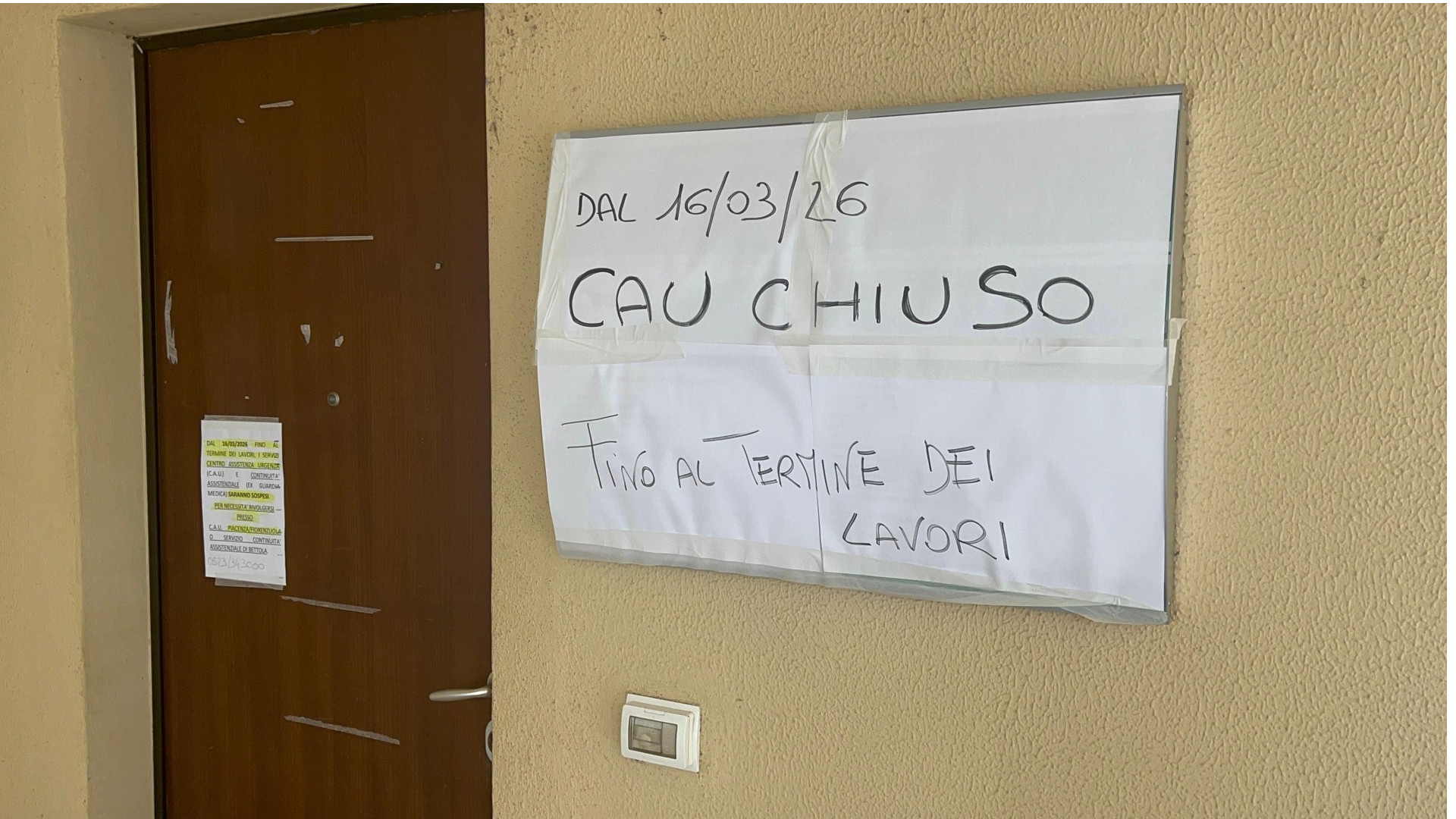 Il cartello appeso al Cau di Podenzano- © Libertà/Thomas Trenchi