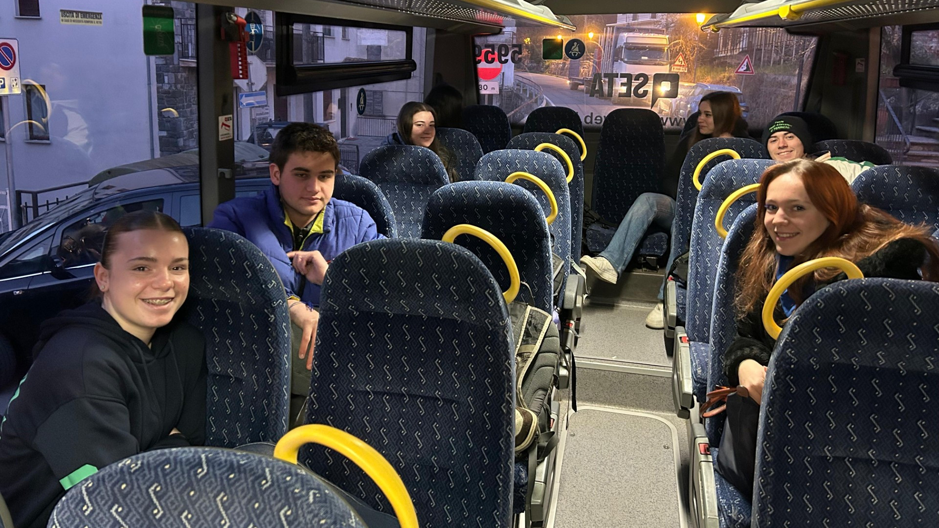 Gli studenti costretti a svegliarsi prima dell'alba per prendere il bus - © Libertà/Thomas Trenchi