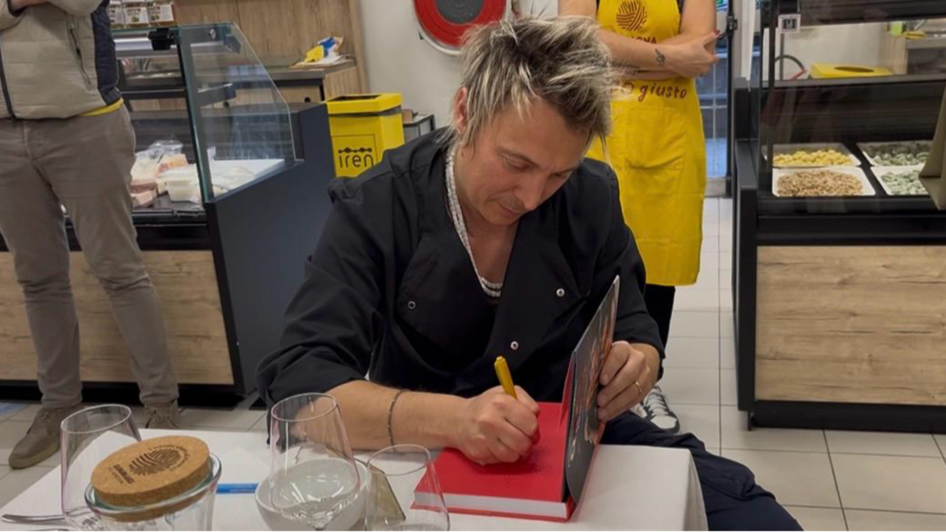 Chef Mainardi al mercato coperto: «La mia missione è farvi venire fame»