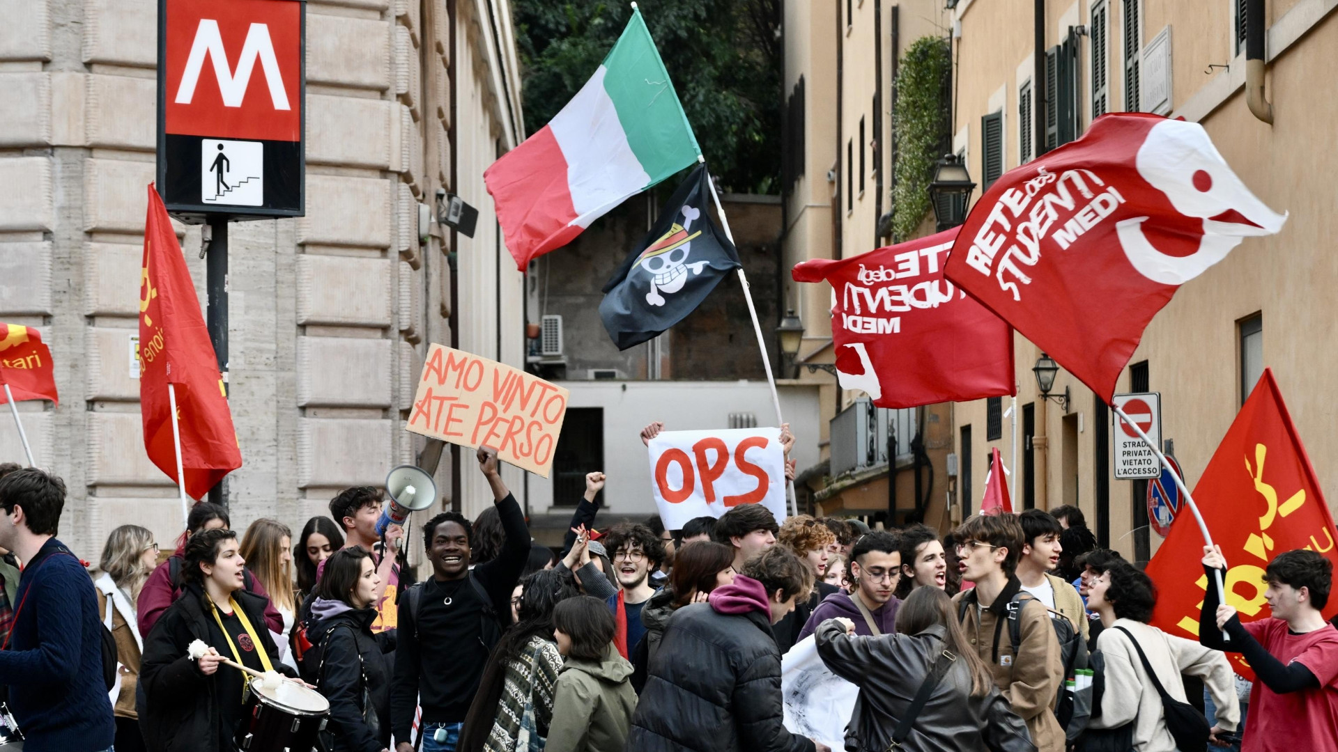 Festeggiamenti in piazza Barberini per la vittoria del No al referendum costituzionale, Roma 23 marzo 2026 © ANSA