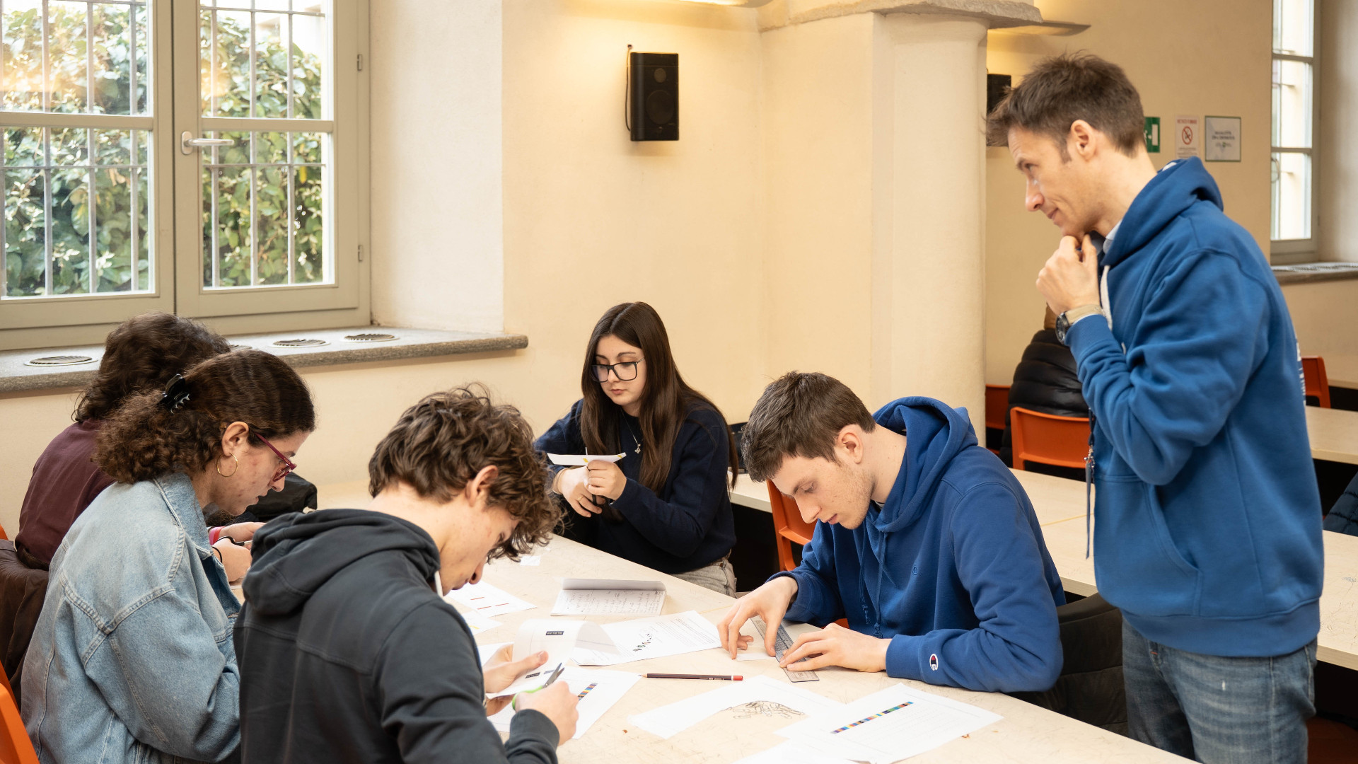 Il Professor Paolo Albertelli mentre guida gli studenti nelle attività del laboratorio d'ingegneria Imparando dalla natura