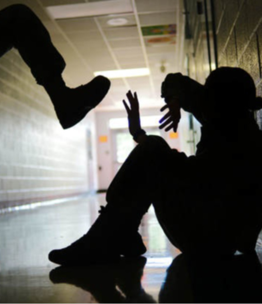 Ragazzina spinta contro un palo a scuola, in ospedale sotto shock