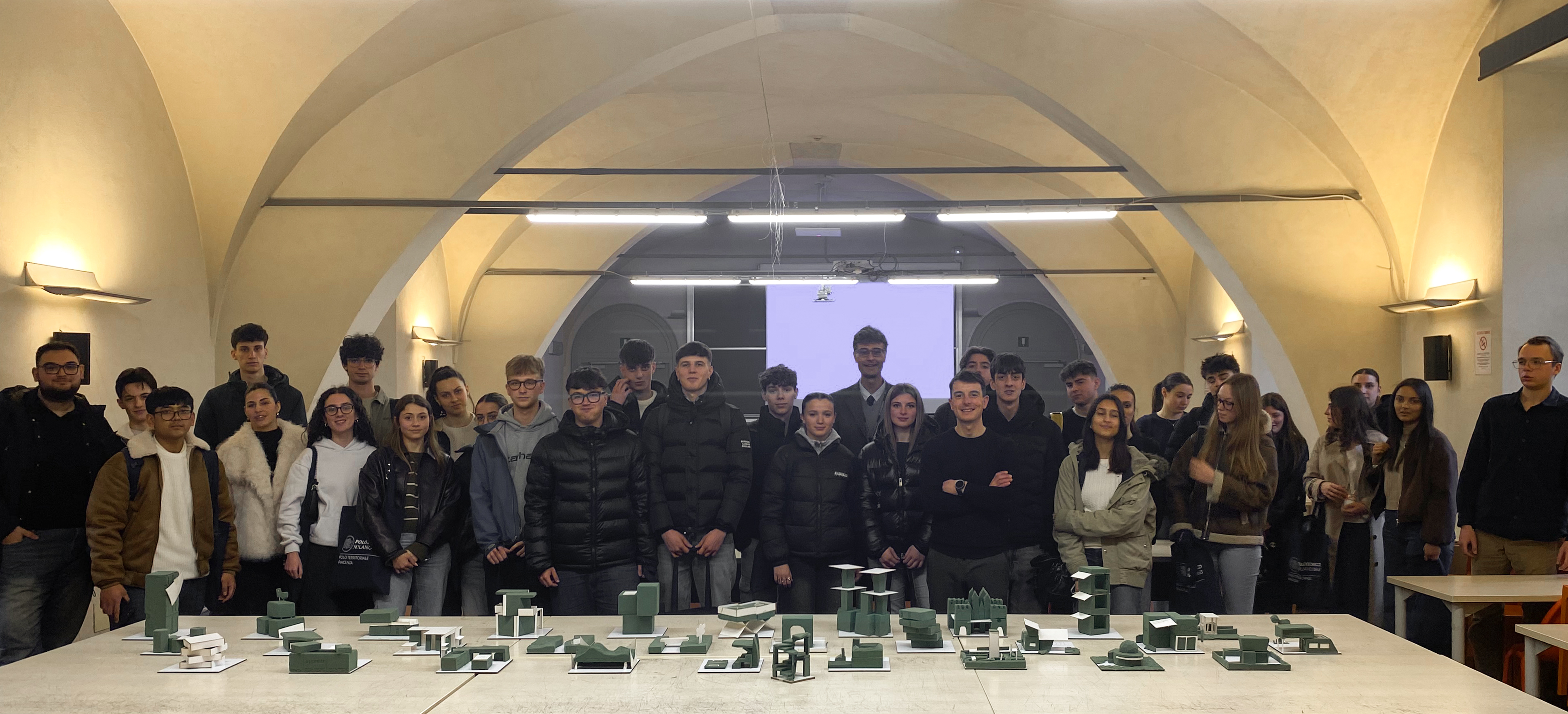 Gli studenti partecipanti al Laboratorio di architettura con i modellini da loro realizzati. Insieme a loro il Prof. Colombo e il Prof. Di Cosmo