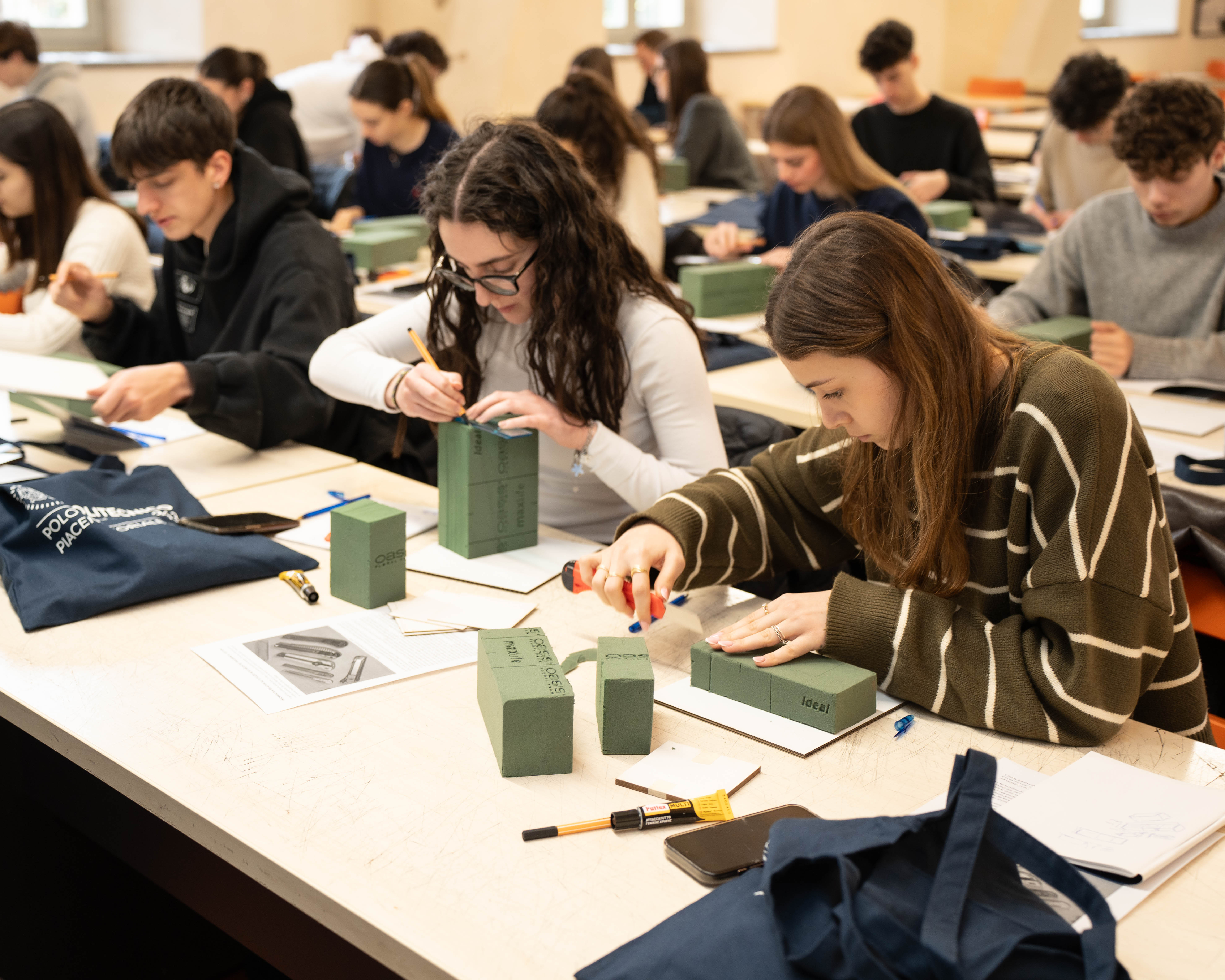 Studenti impegnati nelle attività del Laboratorio di architettura "Da cosa nasce cosa"