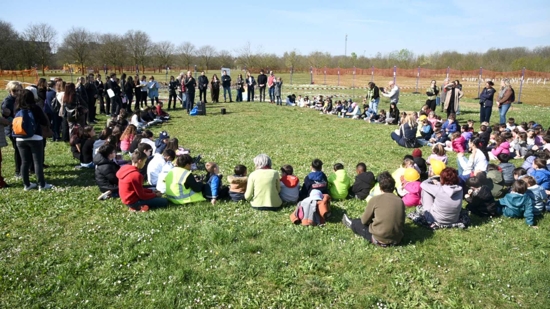 I bambini delle scuole al parco del Montecucco dove è stata posta la prima pietra del progetto “We Can Lab” - foto Mauro del Papa