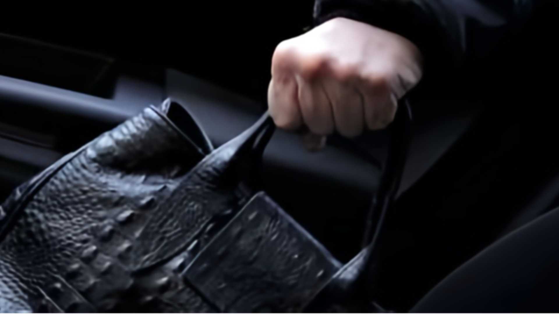 Castello, paura al parcheggio: immobilizzata e rapinata in pieno giorno