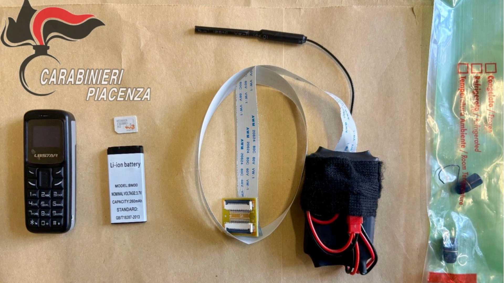 Mini auricolari per dare la patente: denunciato. Al pronto soccorso per estrarli