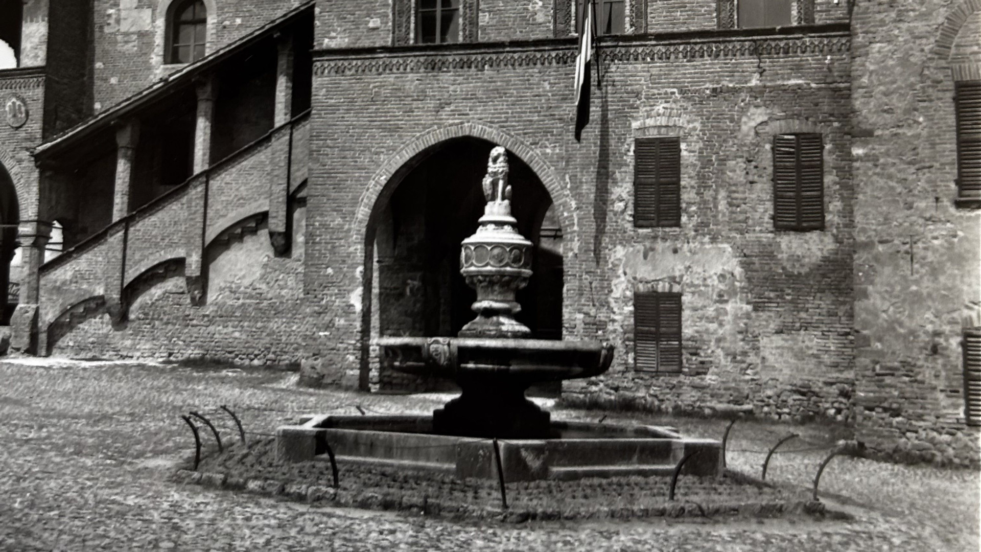 La fontana quando era nella piazza del Municipio a Castell'Arquato - cartolina degli anni Cinquanta
