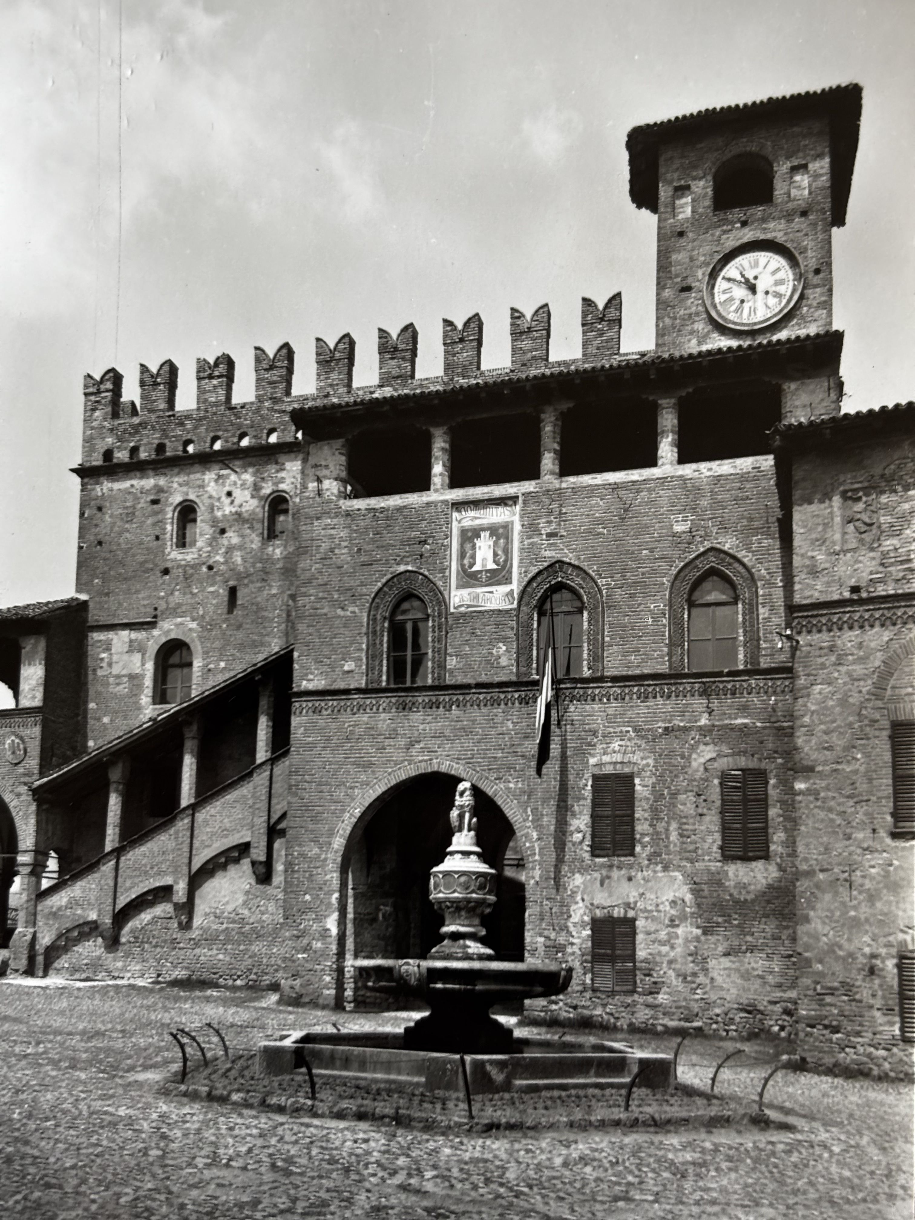 La fontana quando era nella piazza del Municipio a Castell'Arquato - cartolina degli anni Cinquanta