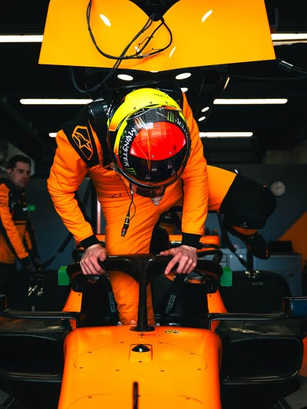 Leonardo Fornaroli (McLaren) sale in auto nei test di Barcellona
