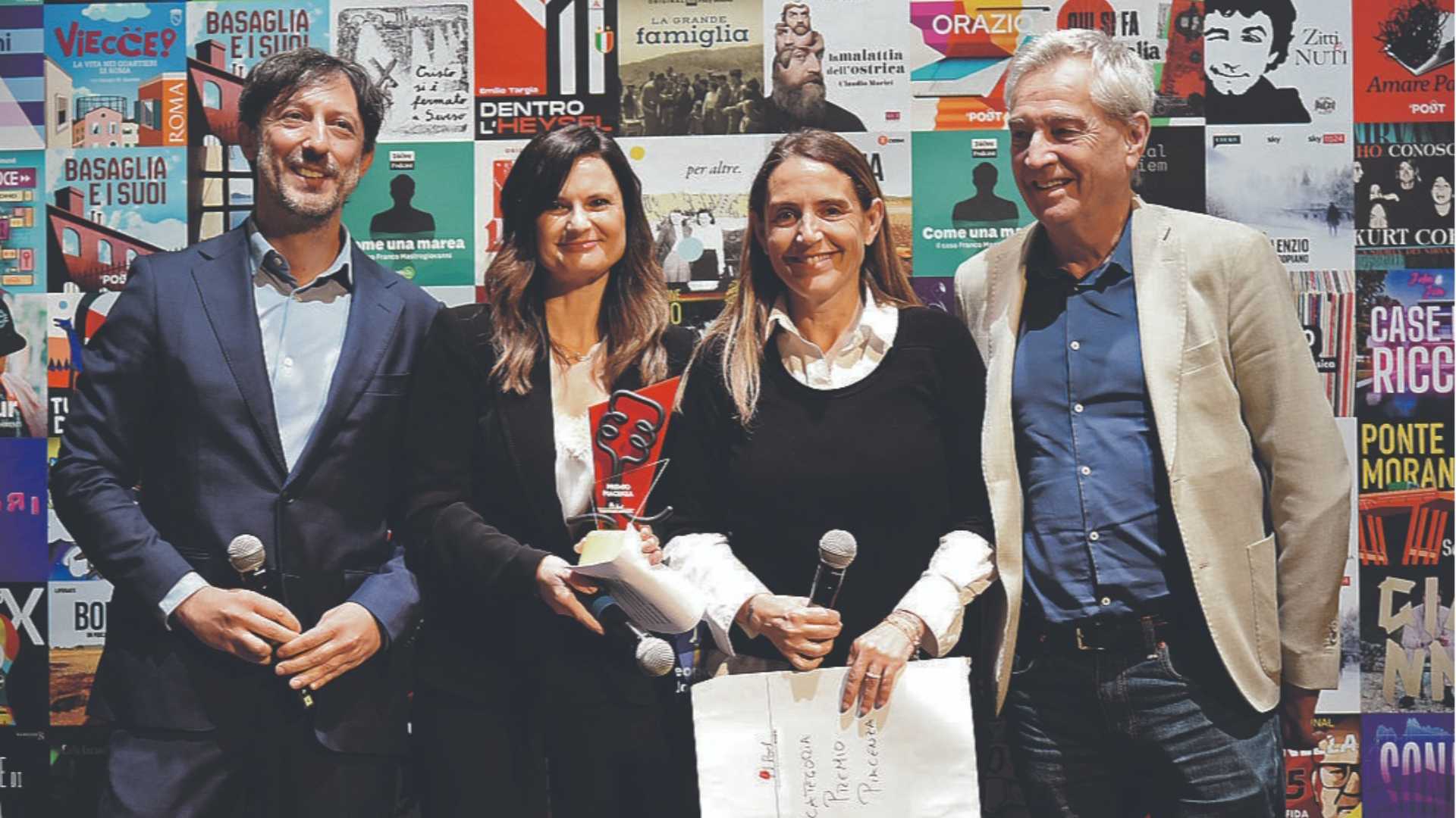 L’anno scorso Il Pod ha premiato Libertà con “Provincia Thriller”: da sinistra il direttore Rocco, la giornalista Marenghi, la sindaca Tarasconi e Magnelli