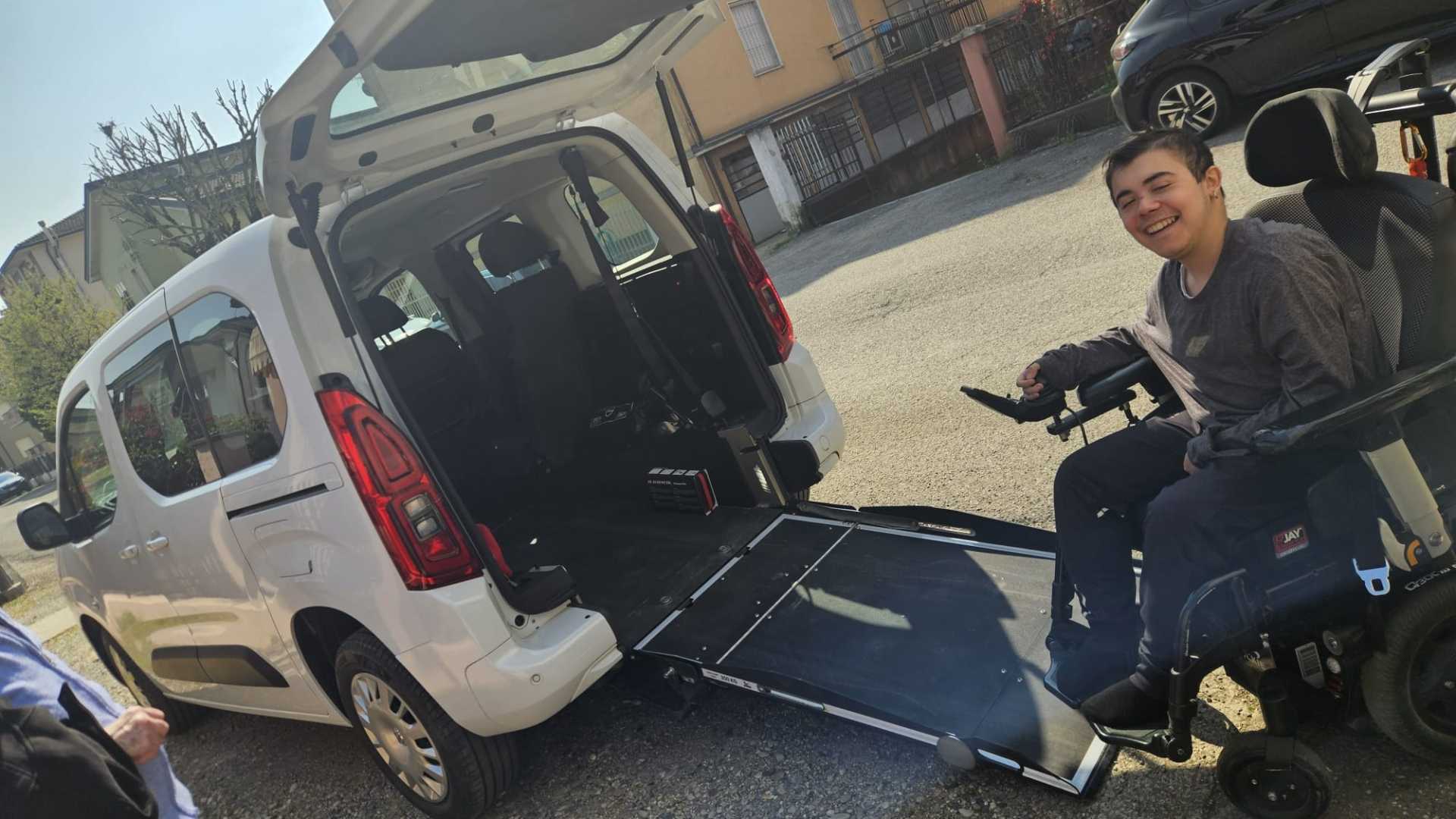 Alessandro Incorvaia e la nuova auto attrezzata donata da “Promis Gruparel”