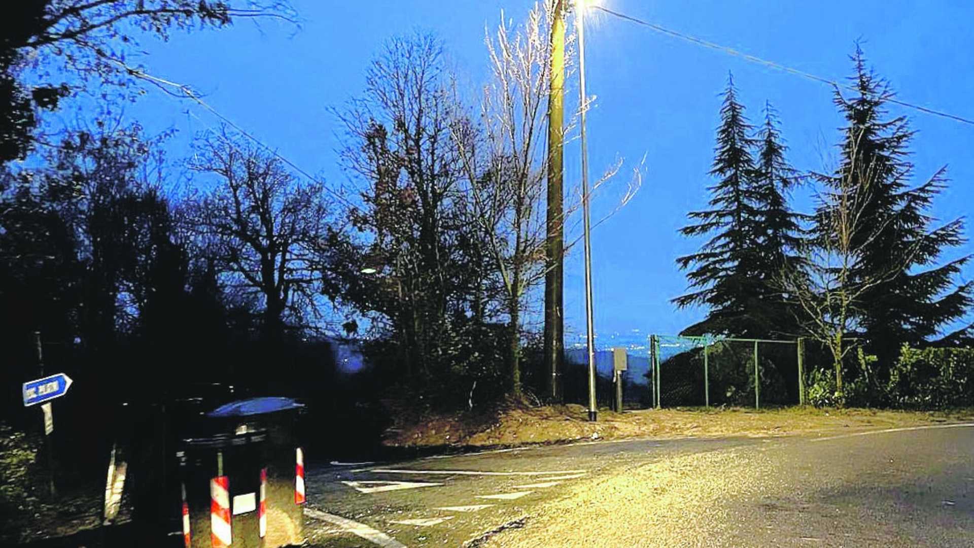 Uno dei nuovi lampioni installati in località Monte Bissago - foto Brusamonti