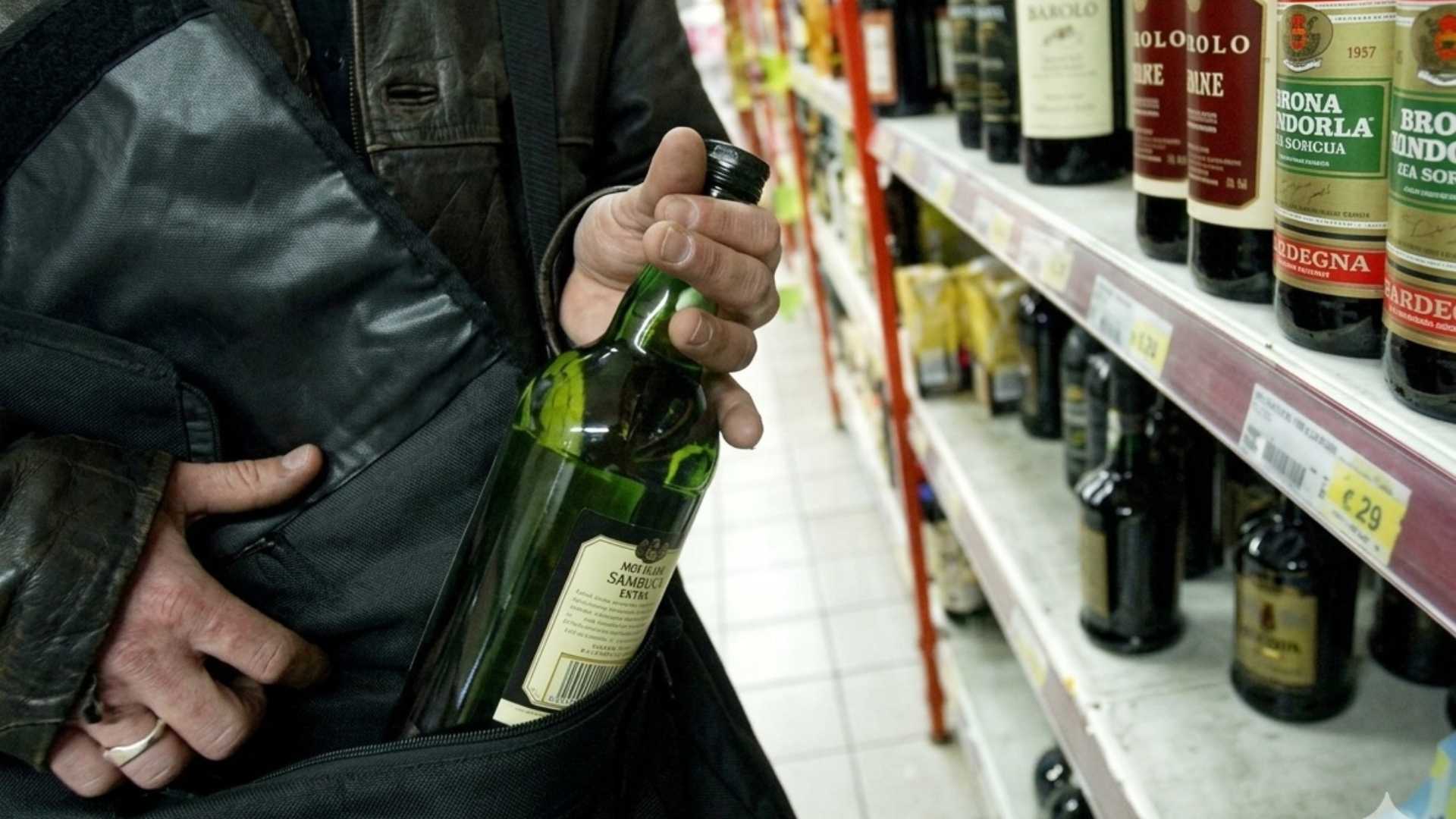 Minorenne ruba superalcolici: «Li rivendo per comprare un monopattino»