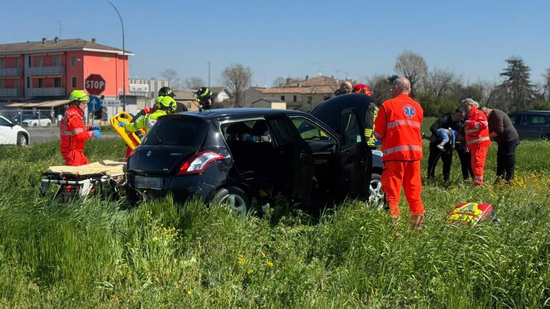 Tamponamento alla rotonda di San Bonico, ferita una donna