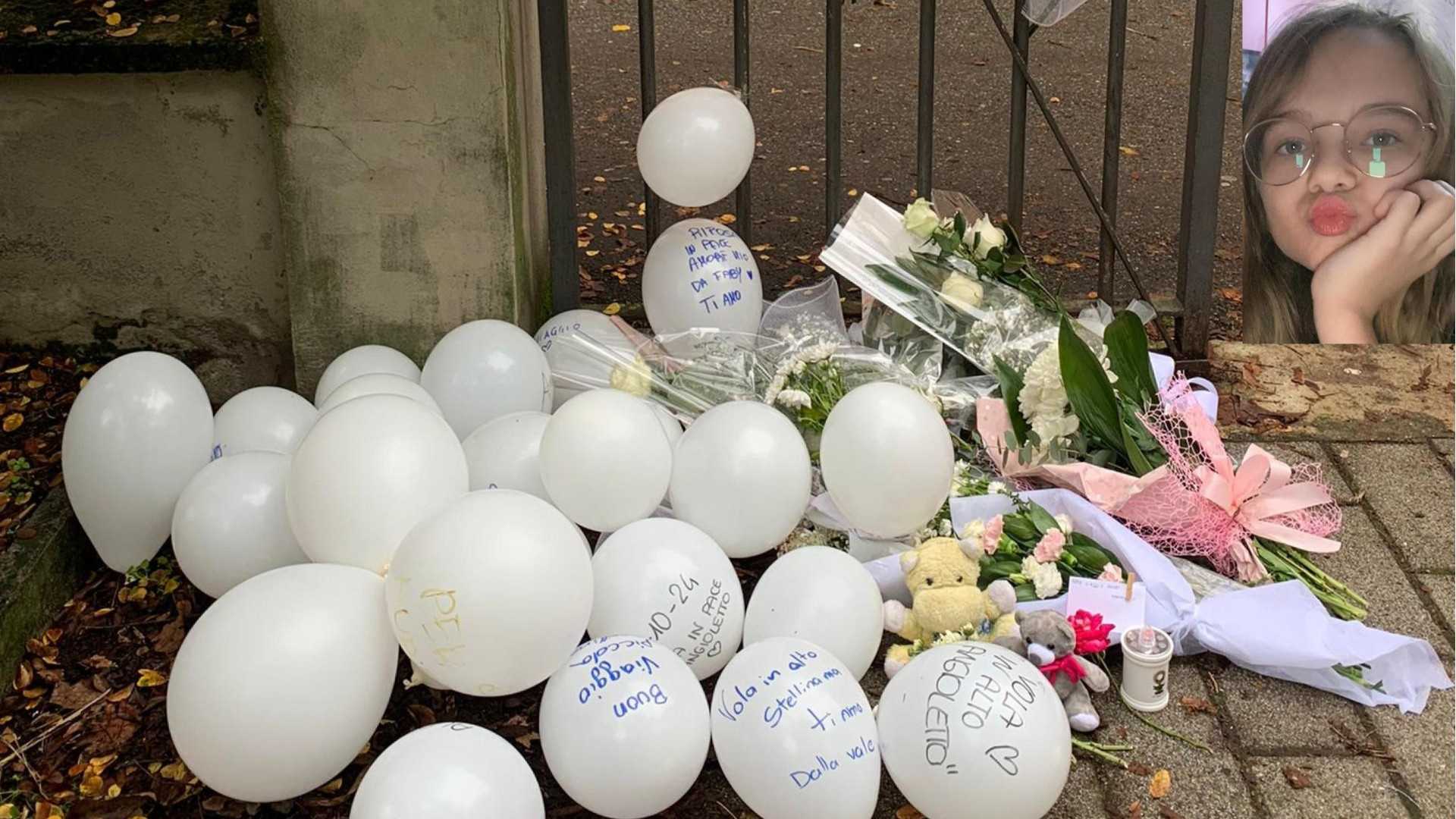 Palloncini bianchi all'esterno del liceo Colombini a Piacenza e un'immagine di Aurora, la 13enne morta tragicamente dopo essere precipitata dal tetto di un palazzo nel quale viveva con la madre