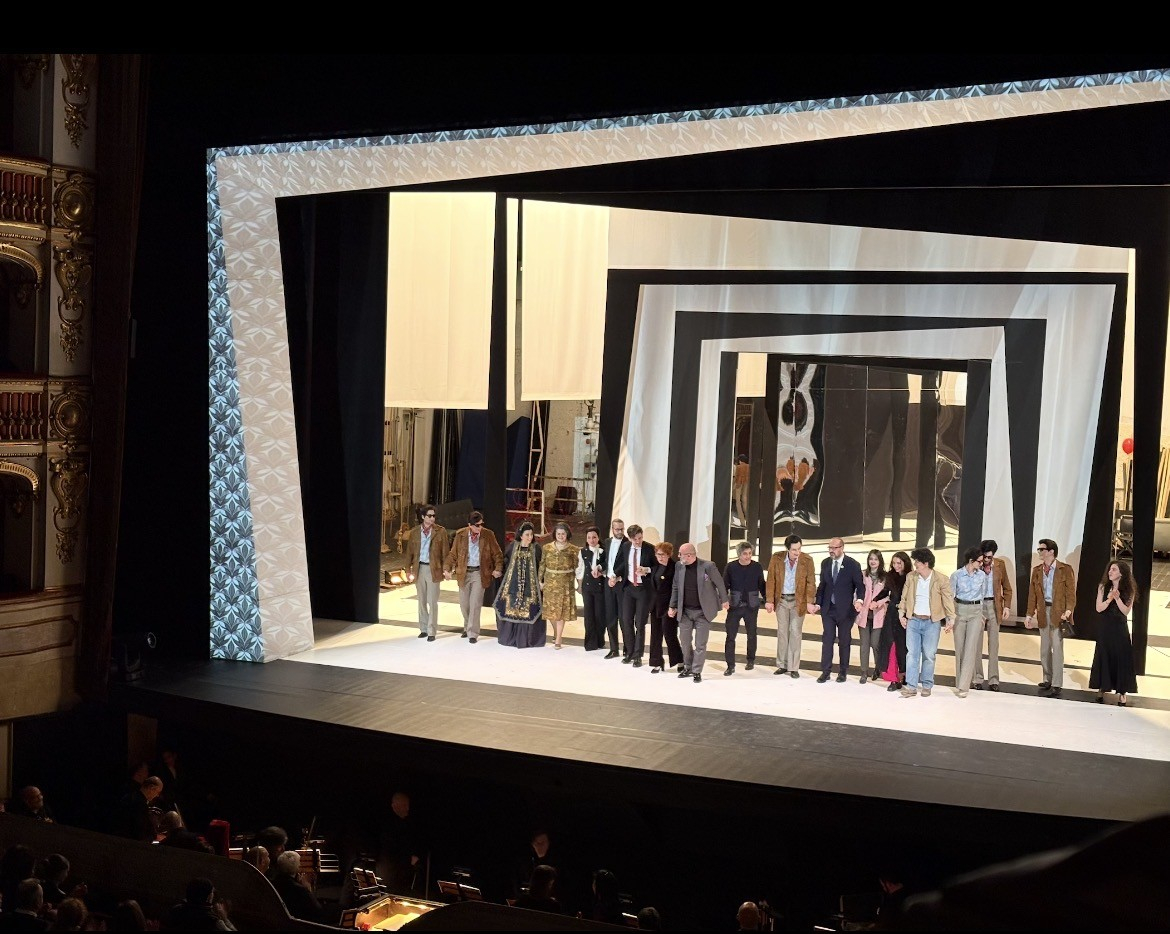 Tutti i protagonisti ricevono gli applausi finali