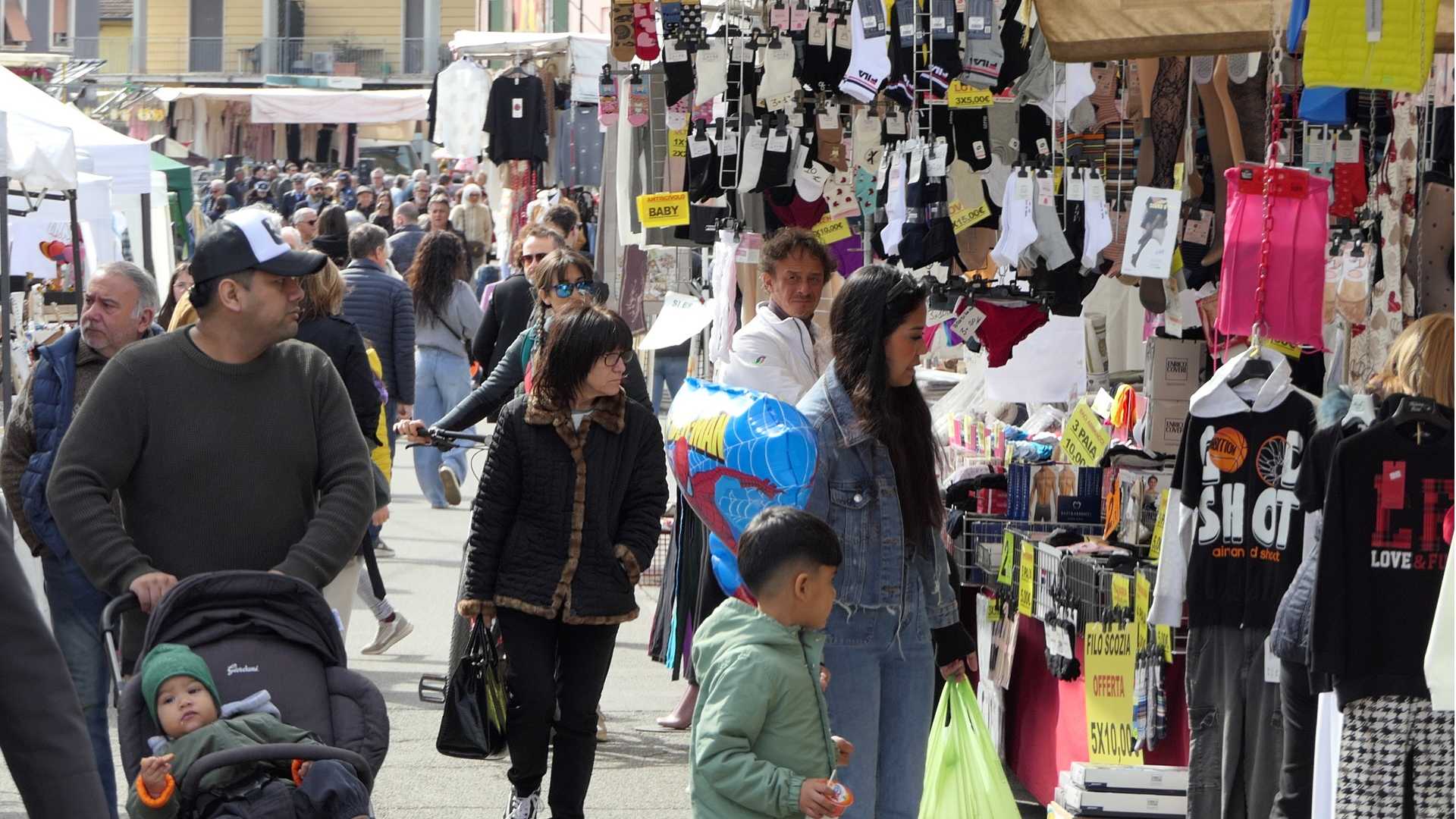 Folla alla Fiera del Po