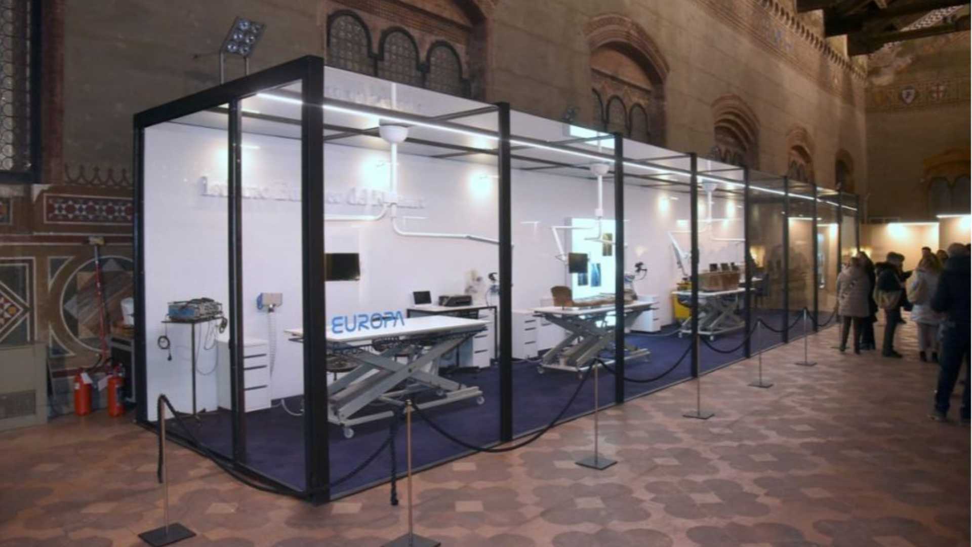 La teca in cristallo lunga 16 metri oggetto del contendere tra Comune e Istituto europeo del restauro