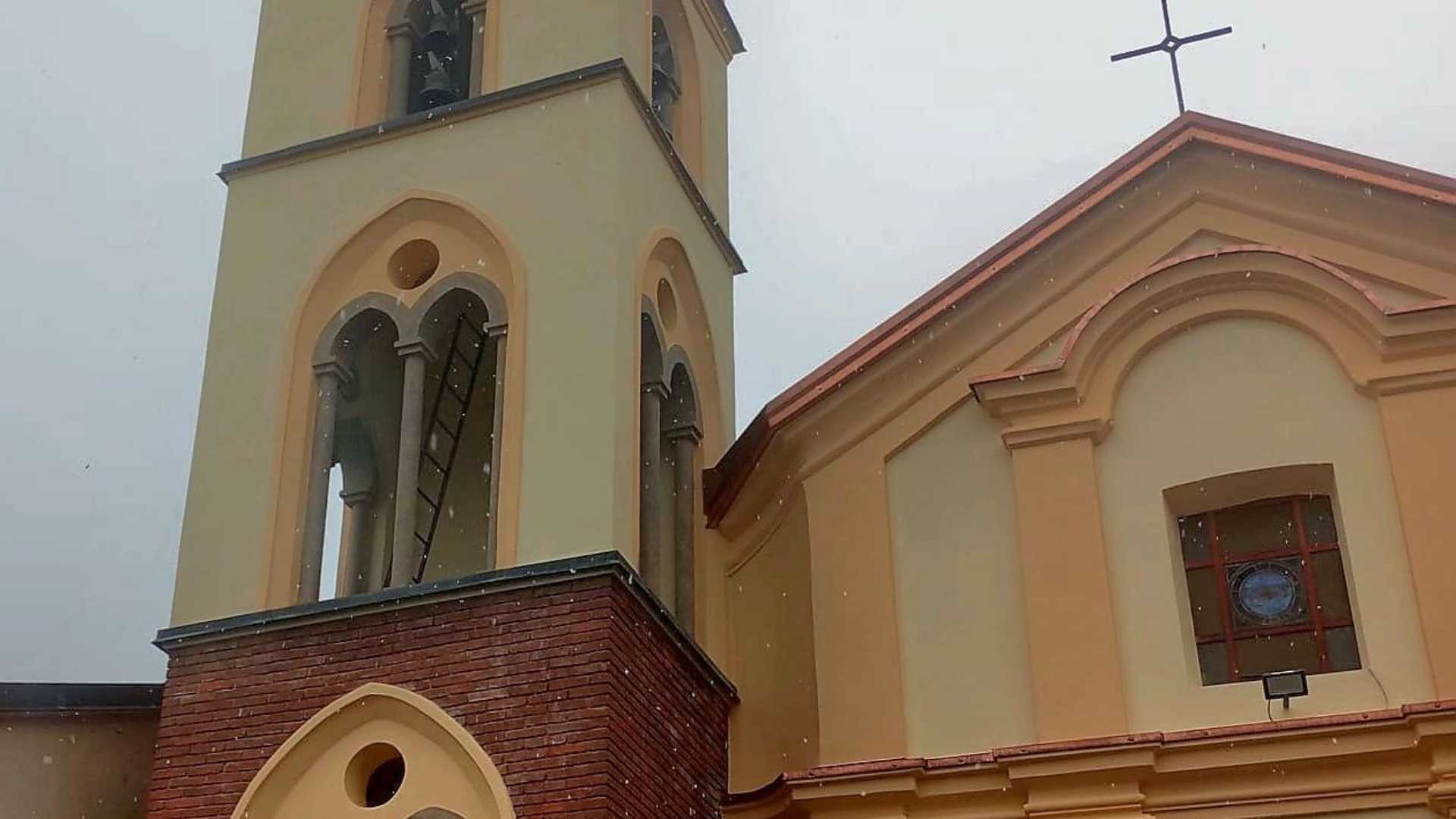 La facciata della chiesa di Casali dopo il restauro FOTO MENEGHELLI