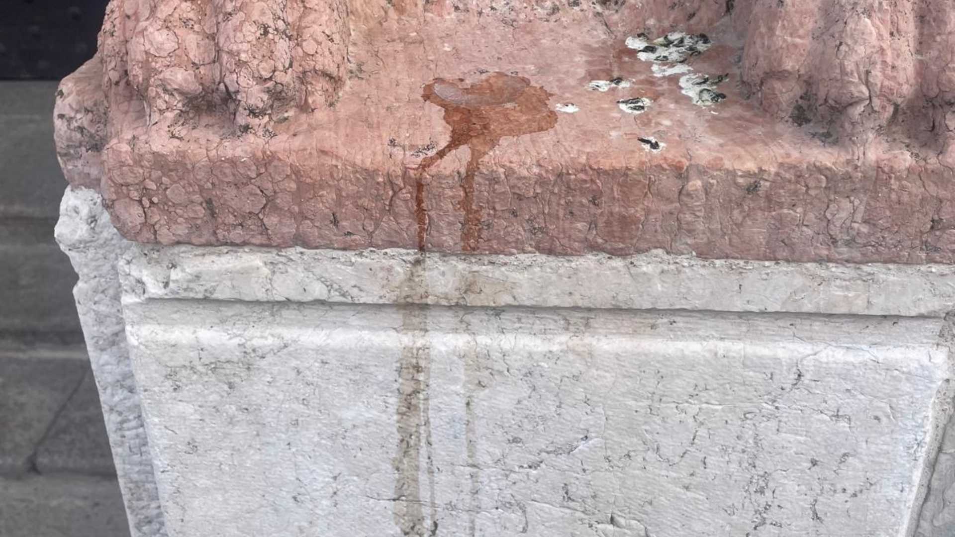 Bicchieri abbandonati, urina, gelato sciolto: inciviltà sul duomo