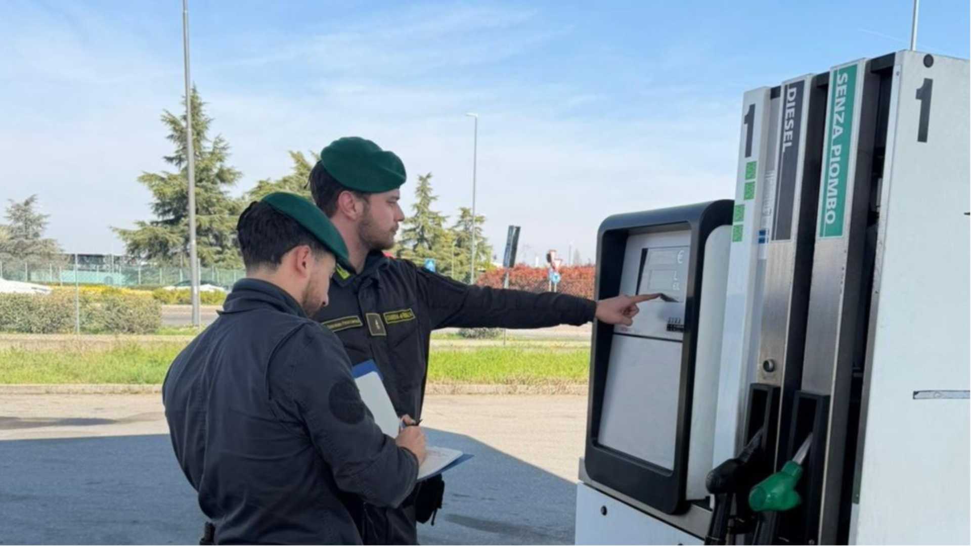 Prezzi difformi e lavoratore irregolare: sanzioni a distributori per 40mila euro