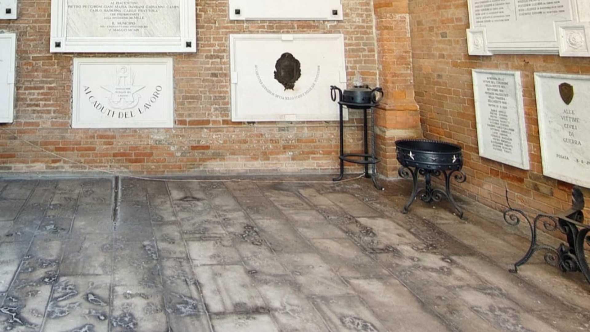 Vandali al sacrario dei Caduti: «Gesto che fa male alla collettività»