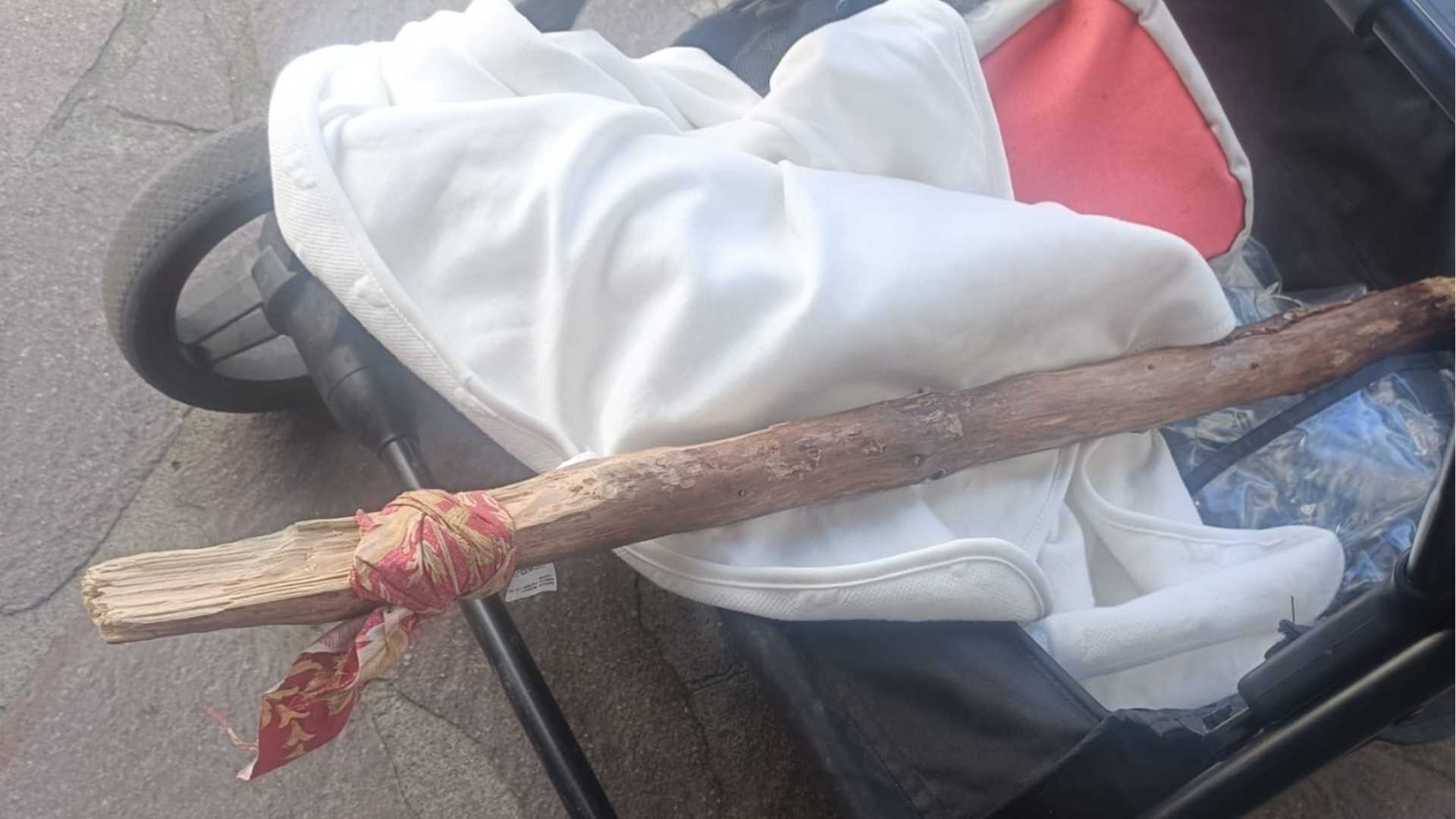 Lite in famiglia e bastone sotto il passeggino: denunciato