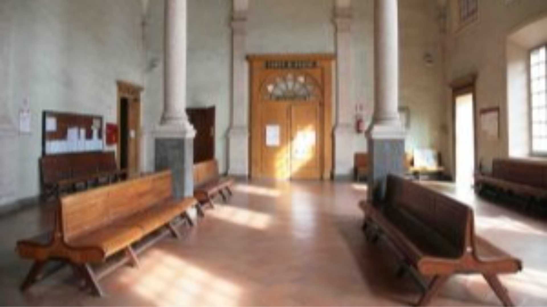 L'atrio del tribunale di Piacenza