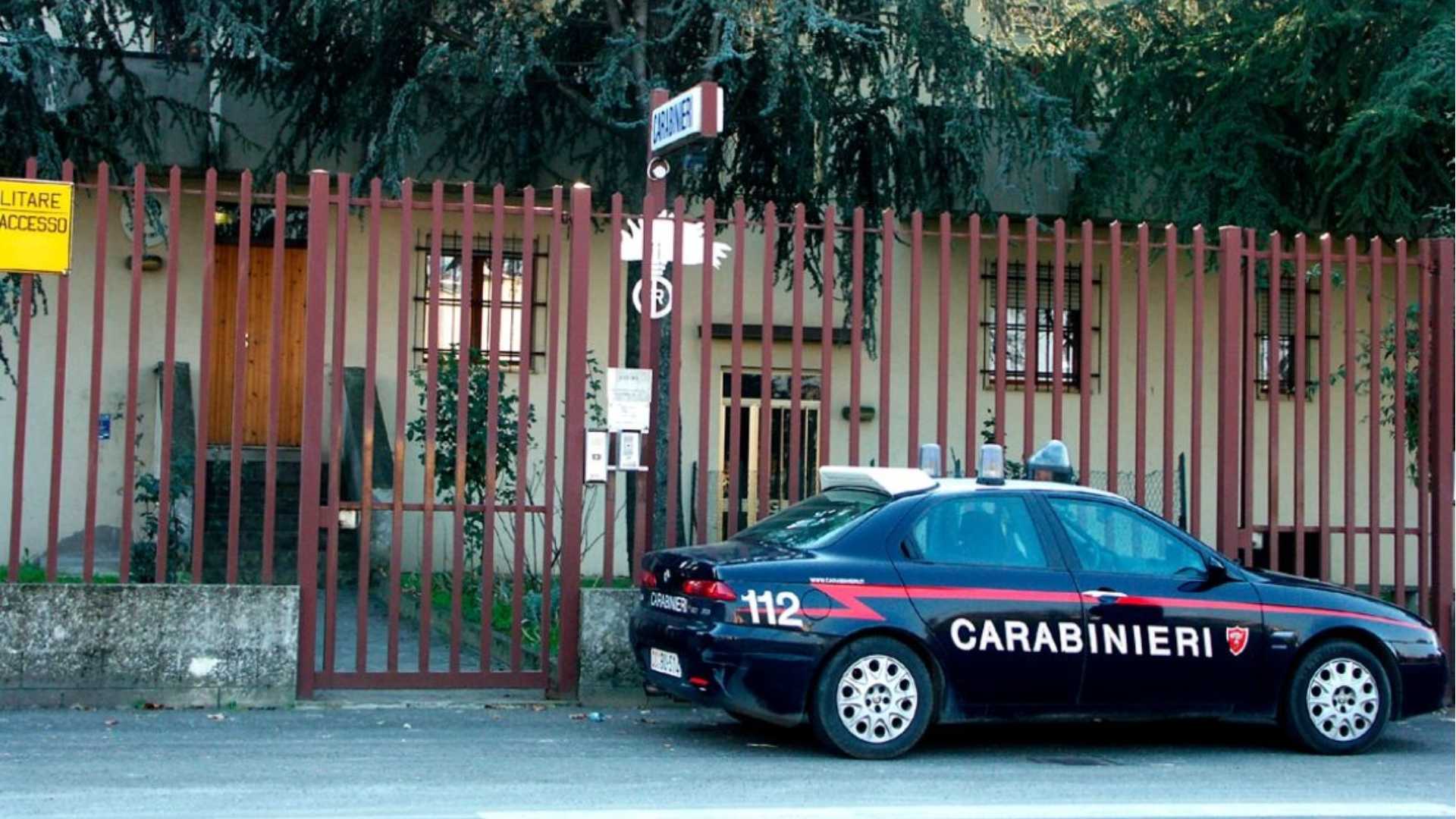 Finti sordi chiedono firme e denaro, denunciati due giovani