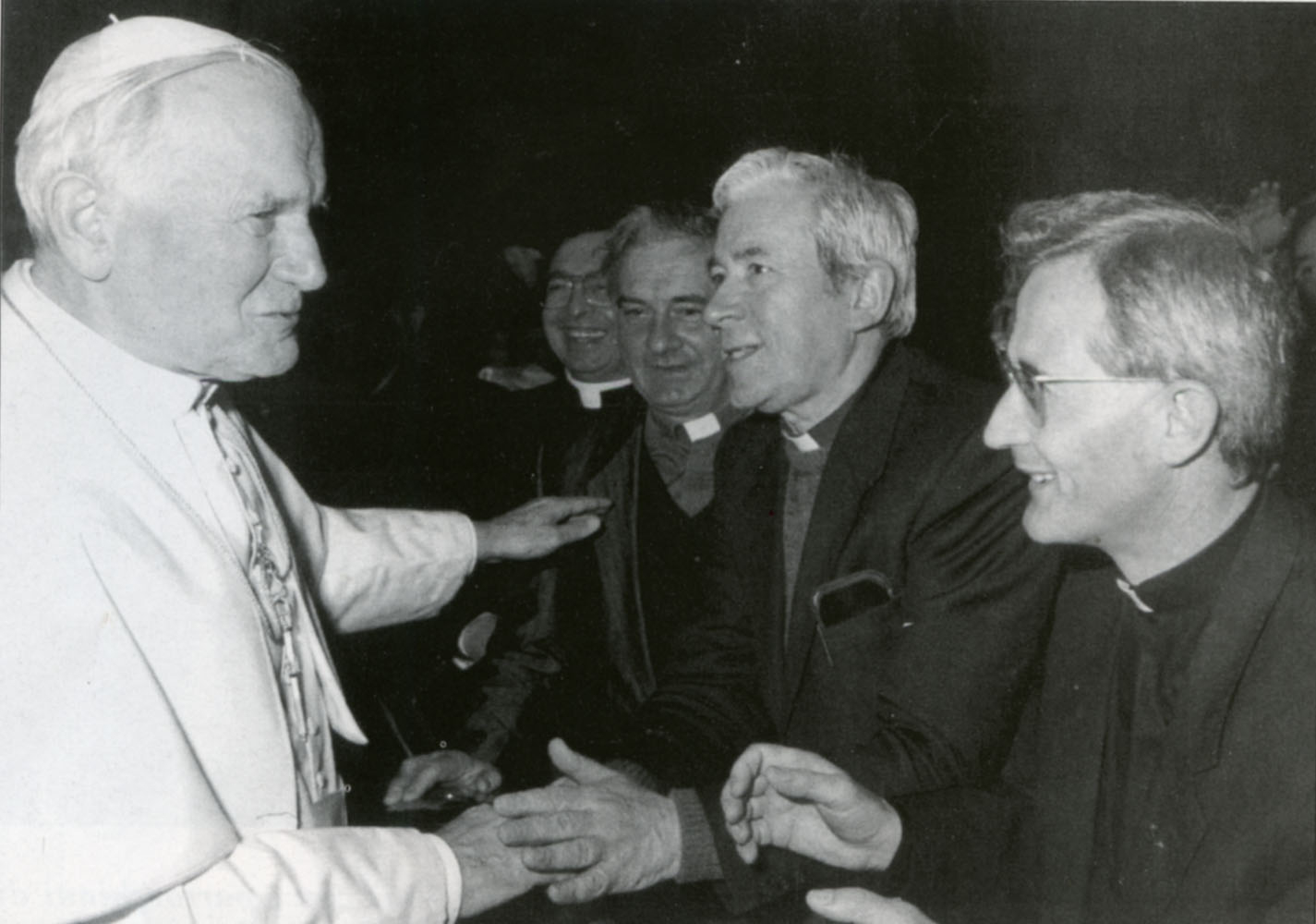 Don Formaleoni (al centro) con papa Giovanni Paolo II