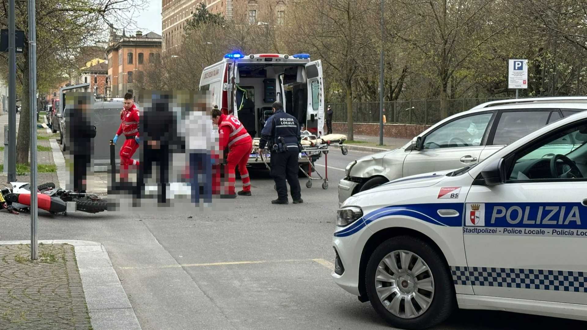 Scontro tra un'auto e una moto, ferito un giovane