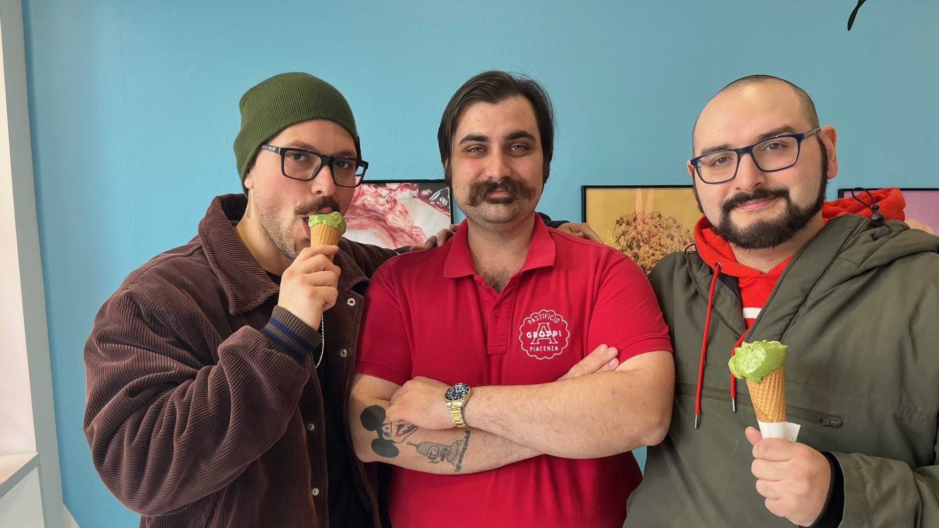 Lorenzo Groppi con due amici "armati" di gelato piacentino alla ricotta e spinaci- © Libertà