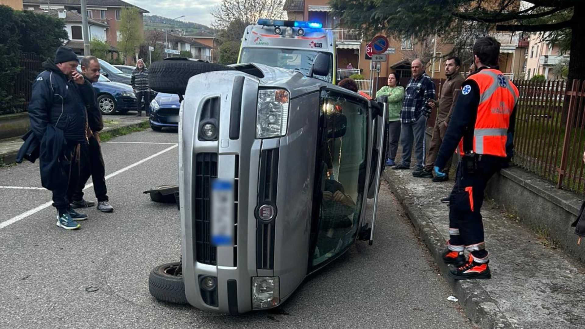 Novantenne si ribalta in auto per evitare un giovane ciclista