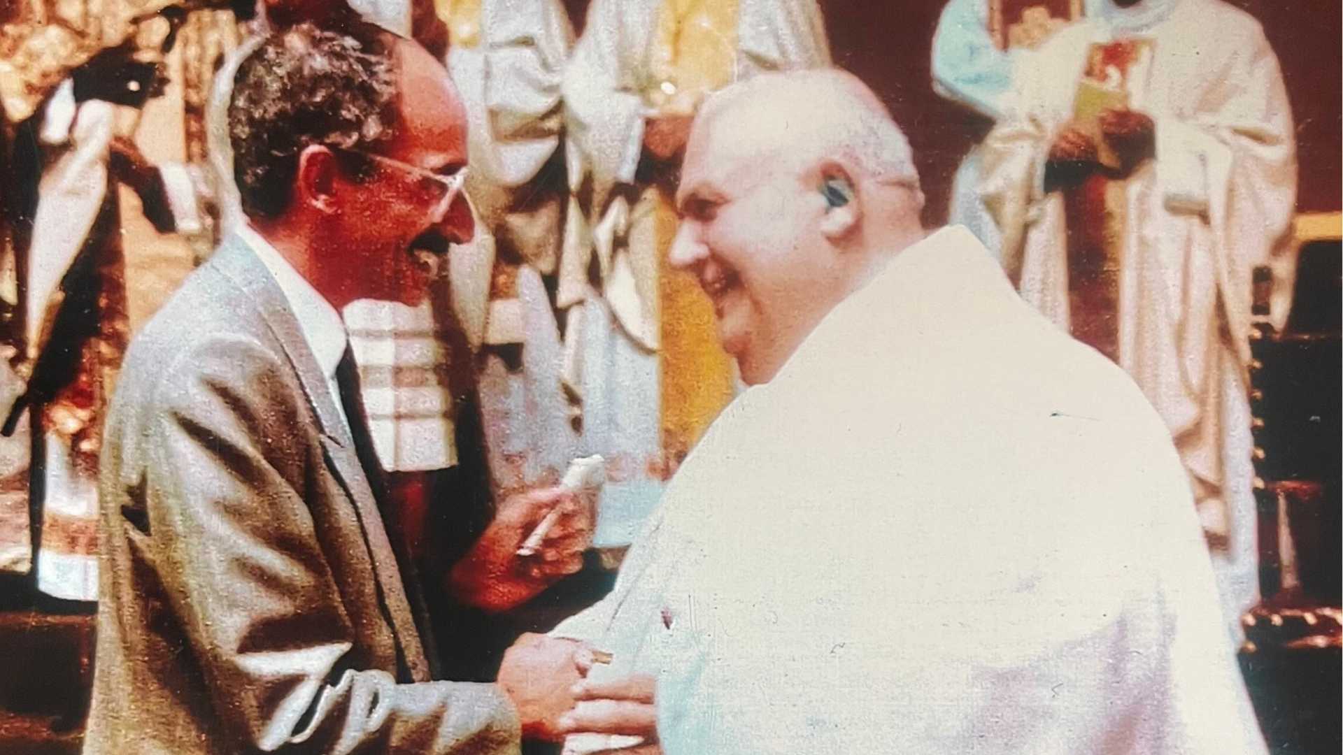 Don Vittorione, il giorno della sua ordinazione, insieme all'ex sindaco di Piacenza Stefano Pareti